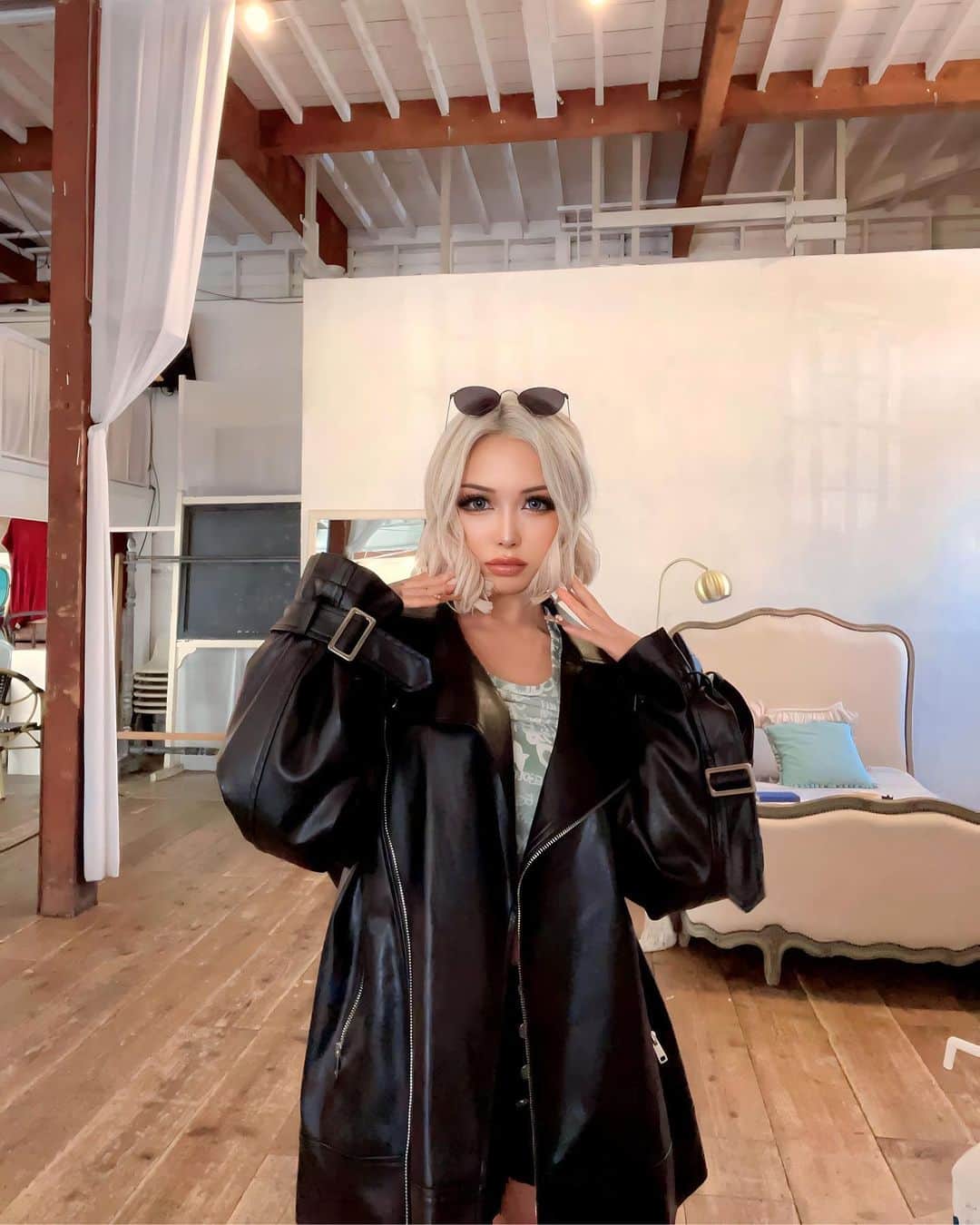 きぃぃりぷのインスタグラム：「ツンデレを1枚目と最後の写真で表現しました並に差が激しい  #レザー #レザーコーデ #秋 #秋コーデ」