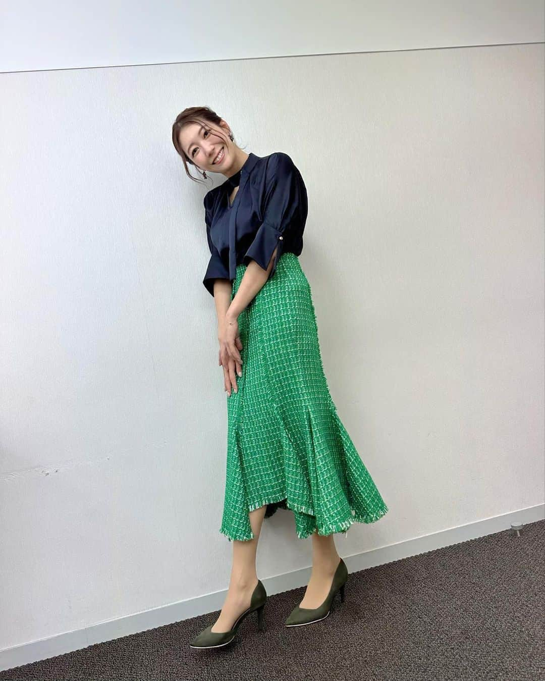 穂川果音さんのインスタグラム写真 - (穂川果音Instagram)「水曜アベプラ衣装👗  もうすぐ週末だわーーい🎵  それにしても昼間は過ごしやすい陽気ですね😊 25度くらいの日は5部袖くらいのブラウスコーデがちょうど良いですよ〜  #24度の日コーデ　#秋コーデ　#天気コーデ　#明日コレ着よコーデ　#気象予報士　#fashion」10月12日 17時32分 - hokawakanonn