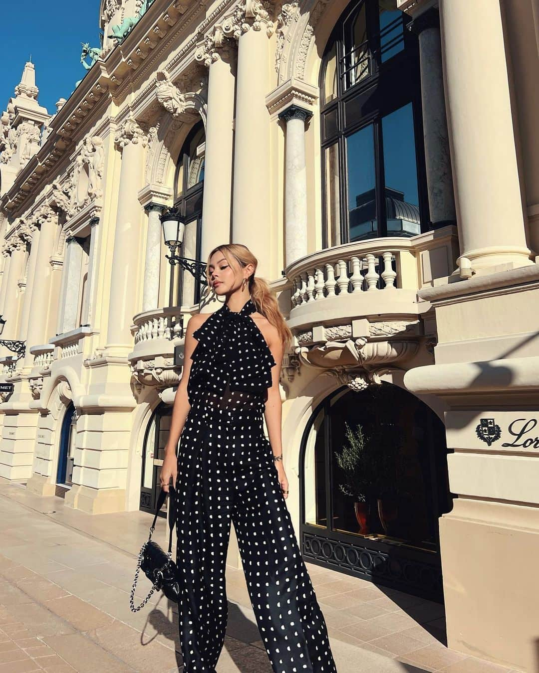 リリーマイマックのインスタグラム：「In Monte Carlo dressed in @carlazampatti 🖤」