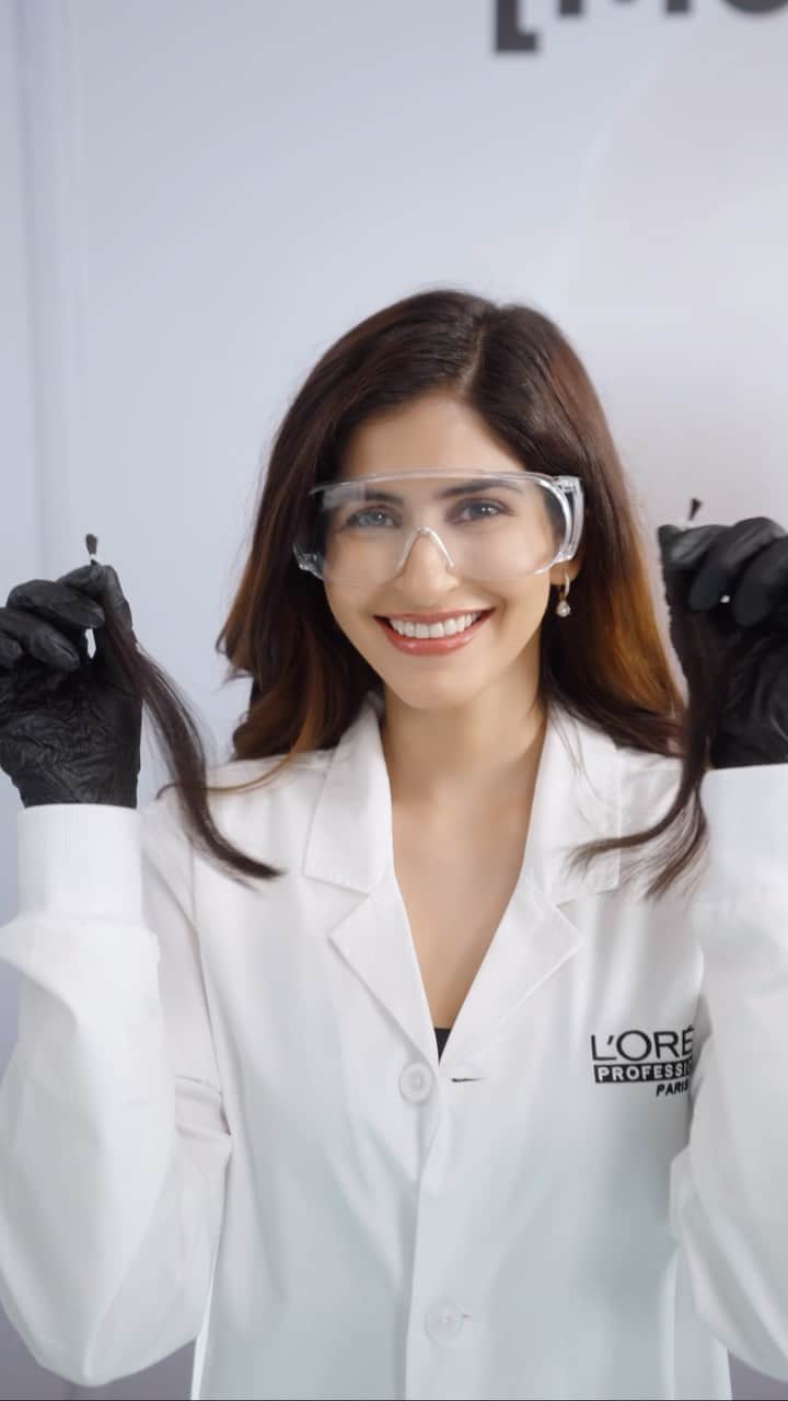 Sakshi Malikのインスタグラム：「Stepped into the realm of L’Oréal Professionnel’s Research and Innovation Centre where I envisioned beauty meeting technology at its finest! From watching new technology, to breakthrough formulas and also experimenting some myself, it was one memeorable experience! Saw my favourite Metal DX range and how it helps my hair from metal and hard water. Did the Glicoamine test that left me in awe as I saw firsthand with how it neutralizes metals in our hair fiber and also reduces breakage by 97%.  *Instrumental test with Metal DX Concentrated Oil  So excited to try Metal DX range at home! 💇‍♀✨   #AD #MetalDX #LorealProindia #LorealProfindia #HairCare @lorealpro_education_india @lorealpro」