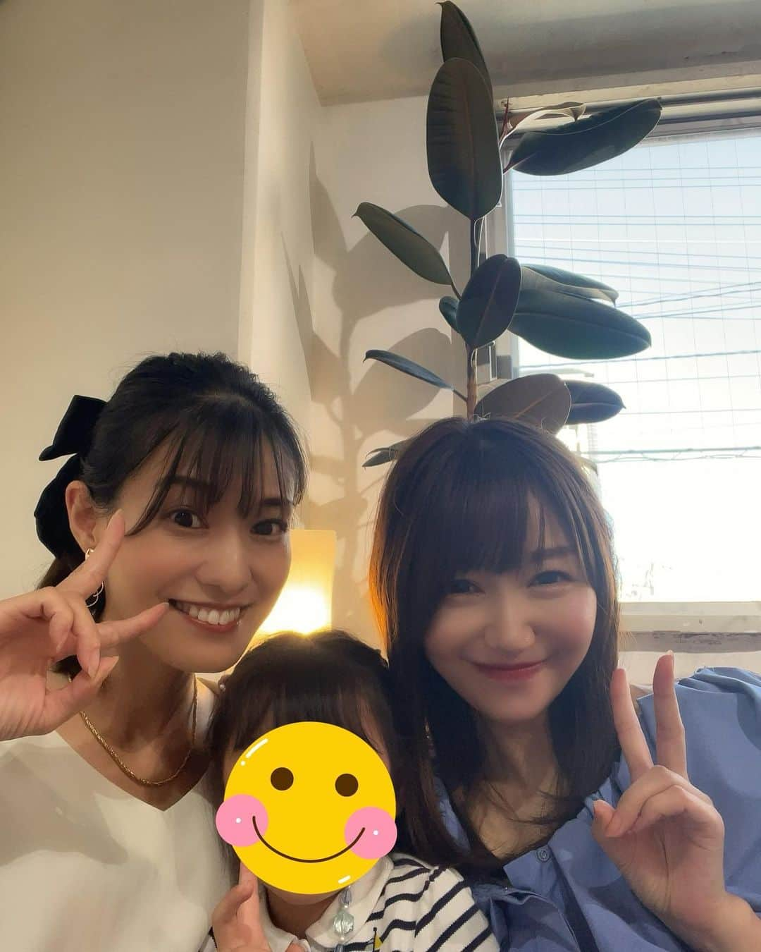 開高明日香さんのインスタグラム写真 - (開高明日香Instagram)「同じ事務所のタレント、後藤明子ちゃんと、あこちゃんの下の娘ちゃんと2軒ハシゴデート❤️  あこちゃんは、AI美少女なの？ってなくらいホント美しい🥹💕  また娘ちゃんがお顔だけじゃなく話し方も可愛くて優しくて。。。 天使にハグしてもらって、明日香おばちゃん、もぅメロメロふにゃふにゃ😍  2人が作ってくれる癒し空間に浸って、幸せホルモン満タン💗  しかし、あこちゃんのお顔、何度見てもうっとりしちゃう😮‍💨💕💕💕  #大好きなスイーツと #パックをいただいた❣️ #美女からの美容情報は #どの媒体よりも信用してる❤️ #やっぱり美女が好き🫶 #THETAILOR #TAILOR #テイラー #ザテイラー」10月12日 17時39分 - asukakaiko