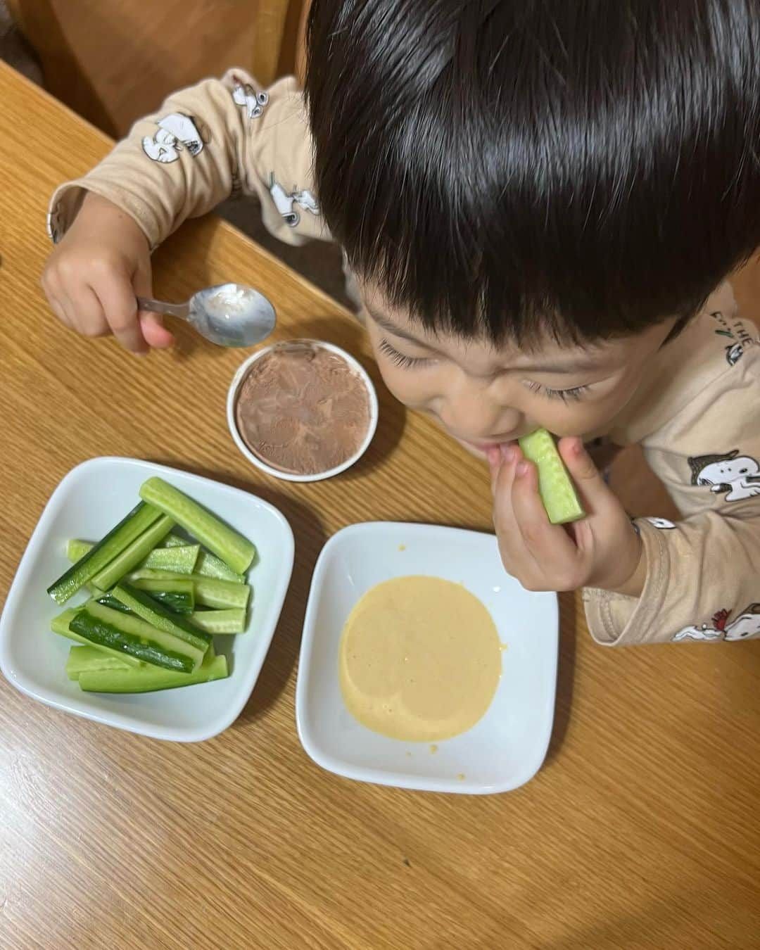 池辺愛のインスタグラム：「保育園から帰って来て、アイスを食べてると思っていたら、いつの間にか晩ご飯のお野菜のキュウリも食べ始めていた😅  右手でアイス、左手でキュウリ🥒  なんとなく末おそろしい😂  エンゲル係数という言葉を思い出した…。  #3歳　#3歳怪獣　#おやつ　#二刀流 #自由　#食欲旺盛　#元気でありがとう」