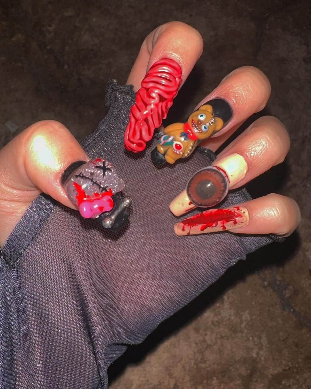 みちゃさんのインスタグラム写真 - (みちゃInstagram)「new self nail 🎃🦇🕸 ハミクマ様〜〜🧸🥹🫶🫶🫶🫶 右手にはハミクマソウルも居るよ👶🏻❣️ 今年もハロウィンはめちゃくちゃユニバに通うぞ！そして誕生日もあるから気合い入れるぞ！って気合い入れて大好きなグロネイル(ˊo̴̶̷̤ ̫ o̴̶̷̤ˋ)🩷 過去一お気に入りやし可愛すぎるよ、、、自画自賛😂💖 週一で絶対ユニバ行きます宣言ここでします 皆ユニバいこ〜🌎🩵🩵 ・ ・ ・ #usj #usjコーデ #usjハロウィン #usjファン #ユニバ #ユニバコーデ #ユニバーサルスタジオジャパン #ユニバハロウィン #ユニバ好きと繋がりたい #ユニバ好きな人と繋がりたい #ハロウィンネイル #ハミクマネイル #ハミクマ #ハミクマソウル #グロネイル #スカルプネイル #ロングネイル #ギャルネイル」10月12日 17時39分 - micha__myotora