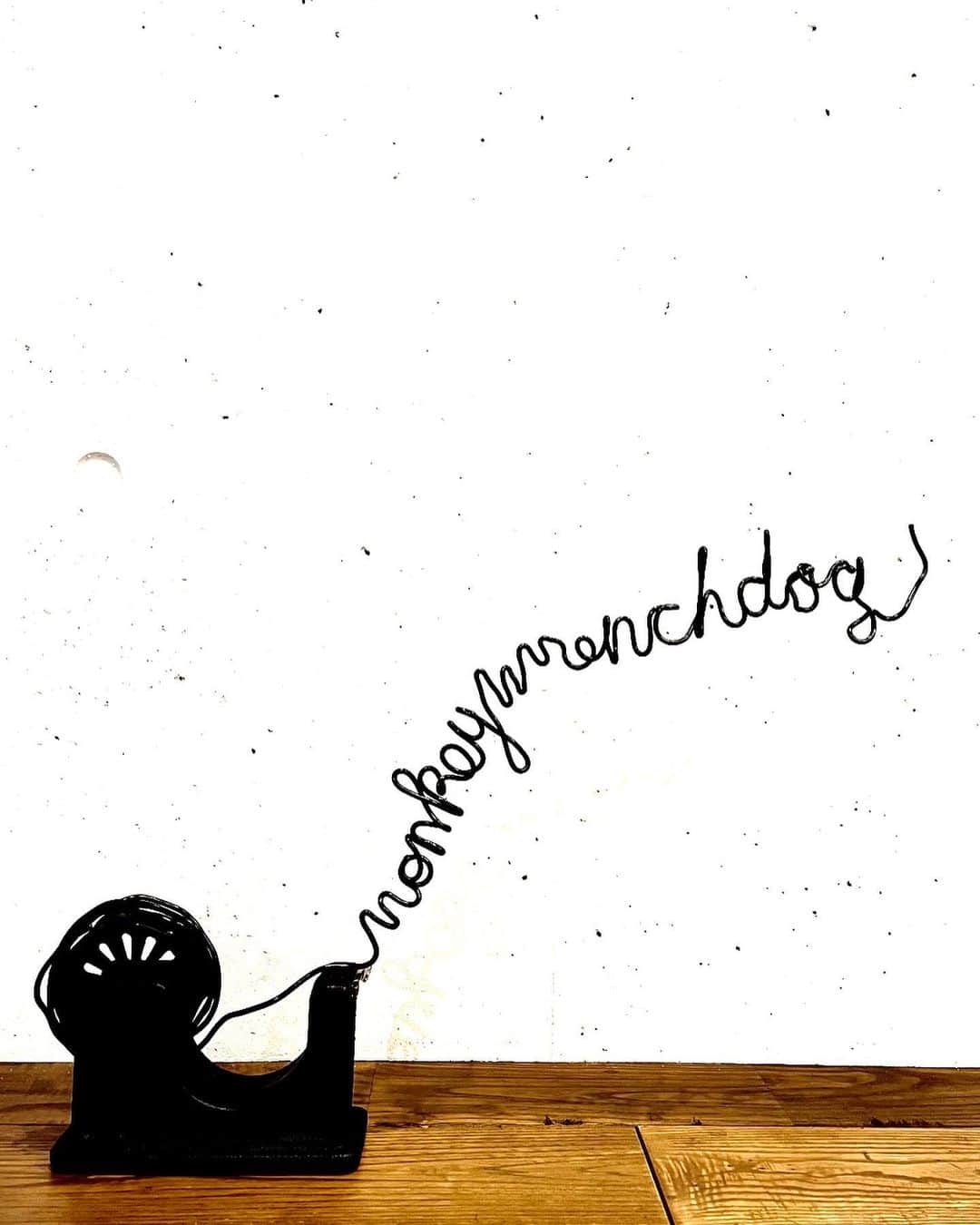 千原ジュニアさんのインスタグラム写真 - (千原ジュニアInstagram)「セロファンテープと花。  #針金 #monkeywrenchdog」10月12日 17時40分 - chihara_jr