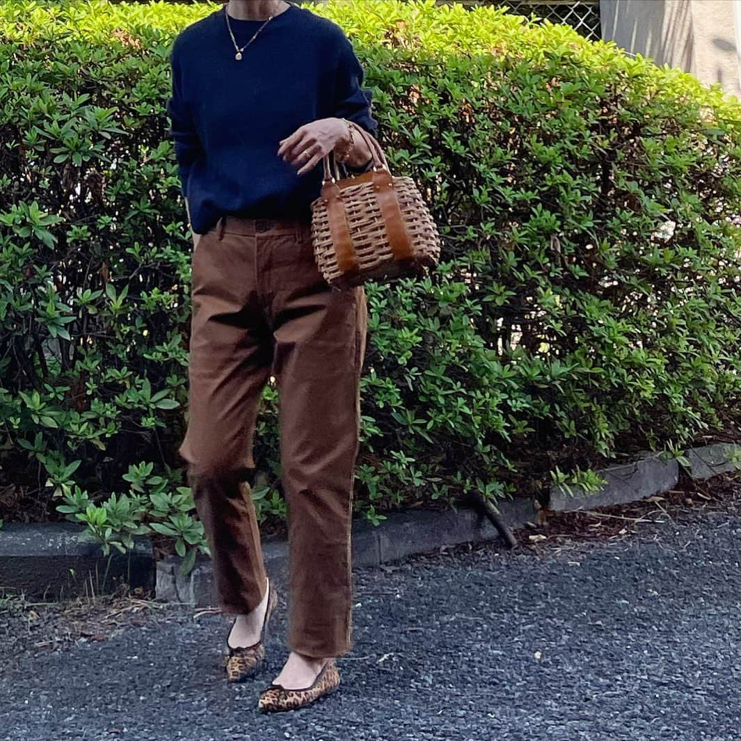 canariaさんのインスタグラム写真 - (canariaInstagram)「_  ブラウン×ネイビー どちらも数年前のメンズアイテム。  tops #gap pants #uniqlo  shoes #prettyballerinas  bag #fleastorevegetal  necklace #zara  #アラフィフファッション #50代ファッション #大人カジュアル #バレエシューズコーデ #canariacoordinates」10月12日 17時50分 - canaria_rs