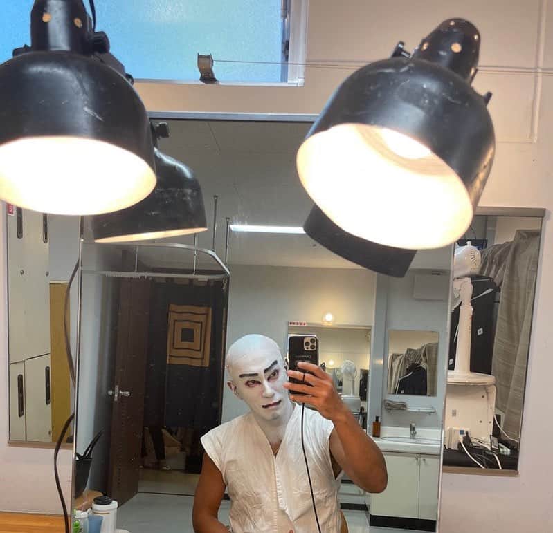 市川海老蔵 （11代目）のインスタグラム：「* Dress rehearsal  Transforming into Kumedera Danjo  舞台稽古  粂寺弾正へ  #市川團十郎白猿 #市川海老蔵 #海老蔵 #市川新之助 #成田屋 #歌舞伎 #歌舞伎座 #和 #舞台 #三千世界 #ABKAI #ABMORI #ebizoichikawa #ebizo #kabuki #thunderparty #theater #theaterarts #actor #kabukiactor #japan #classic #traditionaljapan #japaneseculture #japan_og_insta #performingarts」
