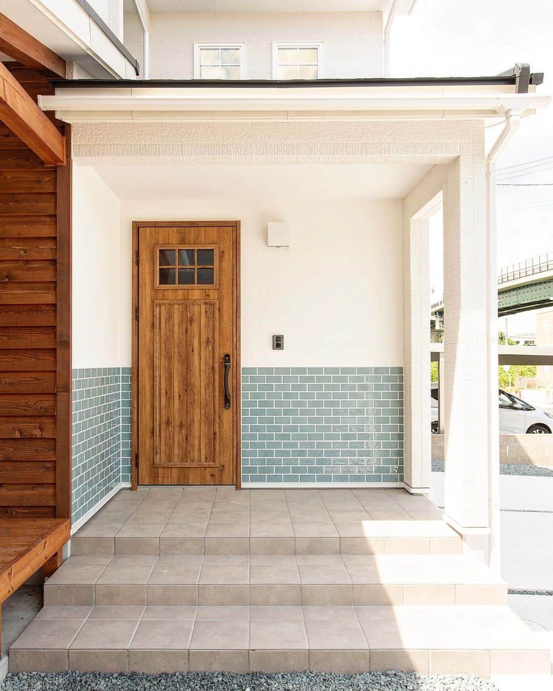 fukui-kensetsuのインスタグラム：「山形市桜田西モデルハウスの玄関です。  白い塗壁に水色タイルを組み合わせて、爽やかな印象に仕上げました。  玄関ドアはスマートコントロールキーを採用し、機能とデザインが両立した玄関になっています✨  #玄関 #玄関インテリア #玄関ポーチ #外壁塗り壁 #外壁タイル #グレーのタイル #モデルハウス #自然塗料 #自然塗料リボス #自然素材の家 #自然素材の家づくり #マイホーム  +++--------------------+++  山形暮らしの家づくり  #福井建設#山形市#工務店#注文住宅#山形注文住宅#山形の工務店#山形住宅会社  山形の風土に合った注文住宅を建設しています。  ↓プロフィール↓ @fukui_kensetsu  ↓現場のことや日常をご紹介するアカウント↓ @fukui_kensetsu_pr  お問い合わせなど、お気軽にDMしてください♪ +++--------------------+++」