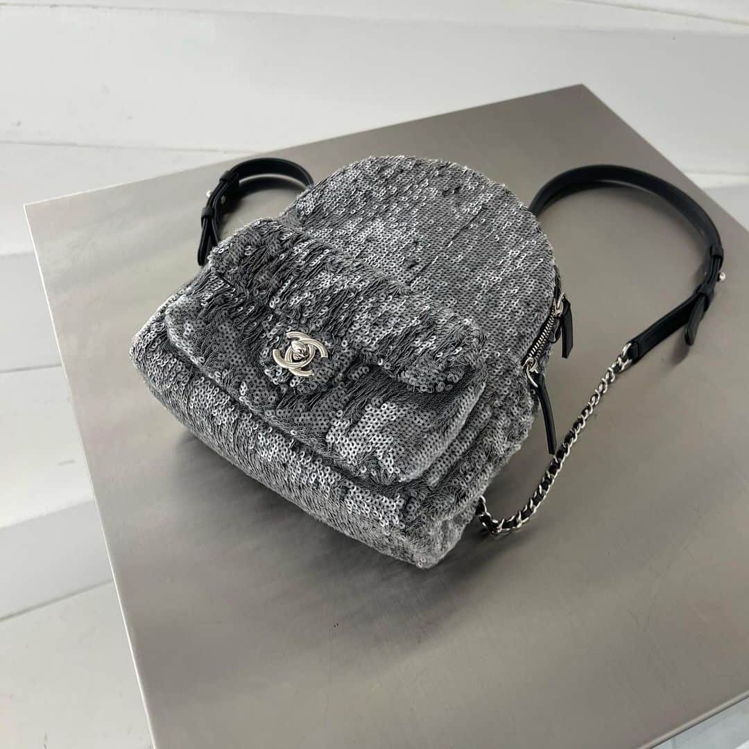 のインスタグラム：「. 《CHANEL》 ⁡ －－－－－－－－－－ー－－－－－－－－－－－－－－  商品の詳細につきましてはDM、又はお電話にてお問い合わせ下さい。 ⁡ DMやお電話からの郵送販売も可能です。 ⁡ ショッピングローンなど各種お支払い方法もご用意しておりますのでご相談下さい。 ⁡ International shipping is available. Please contact us though DM. ⁡ ⁡ 〈RINKAN SHIBUYA〉 TEL：03-5458-3050 LINE ID：@283swjhf」