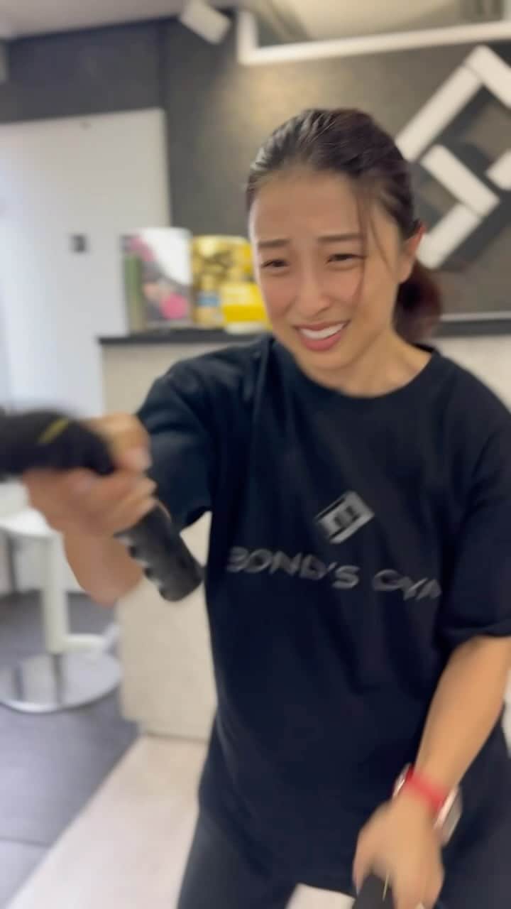 のインスタグラム：「. 寝起きのバトルロープ🔥 . 約9kgの綱を全力で振ります。 これでも全力なのです。 . #フィットネス女子 #バトルロープトレーニング  #workout .」