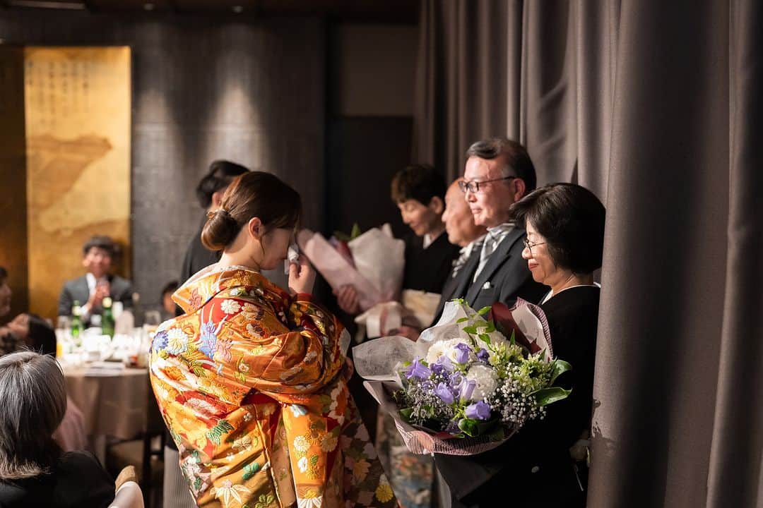 ラヴィ•ファクトリーさんのインスタグラム写真 - (ラヴィ•ファクトリーInstagram)「. 【写真で叶える結婚式】 . 大好きなご友人とギュッとハグした瞬間を📸 たくさんの方々に祝福を受け おふたりの新しい人生がここからスタートします🕊️  . —————— ラヴィファクトリー:@nagoya_laviephotography Photographer: @tetsu.la_vie_factory  AREA:JAPAN,NAGOYA —————— @laviefactoryをフォローして #laviefactory #ラヴィファクトリー のハッシュタグをつけて お写真を投稿してみてくださいね✳︎ . こちらの公式IG（@laviefactory） で取り上げさせていただきます✨ . 思わず笑顔になれるハートのある 「家族写真」はラヴィクルール* >>>@laviecouleur_official . #wedding #weddingphotography #photo #ハートのある写真 #instawedding #結婚写真 #ウェディング #ウェディングフォト #撮影指示書 #ロケーションフォト #前撮り #写真好きな人と繋がりたい #フォトウェディング #卒花 #後撮り #ウェディングニュース #前撮り小物 #前撮りフォト #前撮りアイテム #ウェディング撮影 #撮影構図 #前撮りアイディア #撮影指示書 #花嫁コーディネート #花嫁コーデ #和婚 #挙式当日 #挙式レポ」10月12日 17時47分 - laviefactory