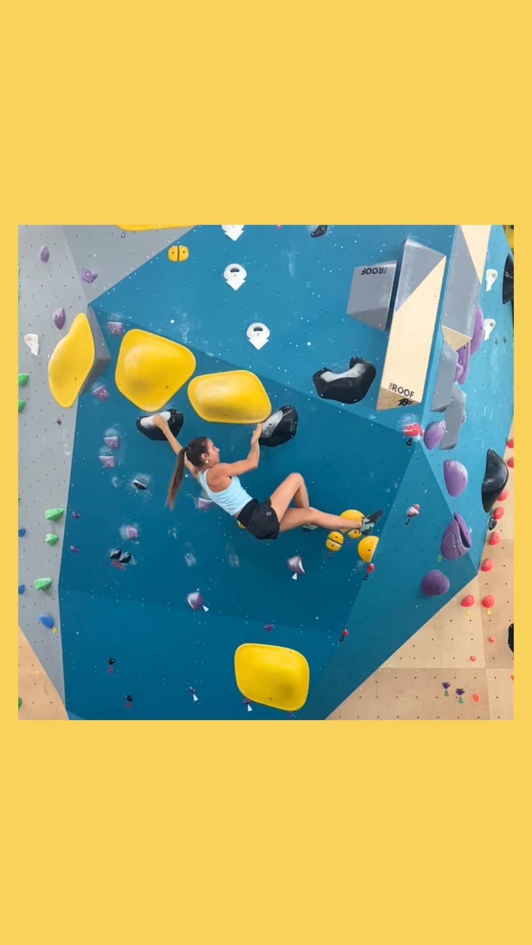 マチルド・ベセーラのインスタグラム：「NEW salle @the_roof_toulouse 🤩 aux @leshallesdelacartoucherie ! Des blocs super qualitatifs et un cadre hyper agréable ! Une petit demo dans ce bloc 🔴🙈   #escalade #climbing #gym #theroof #sport #passion #bloc #bouldering #toulouse #cartoucherie」