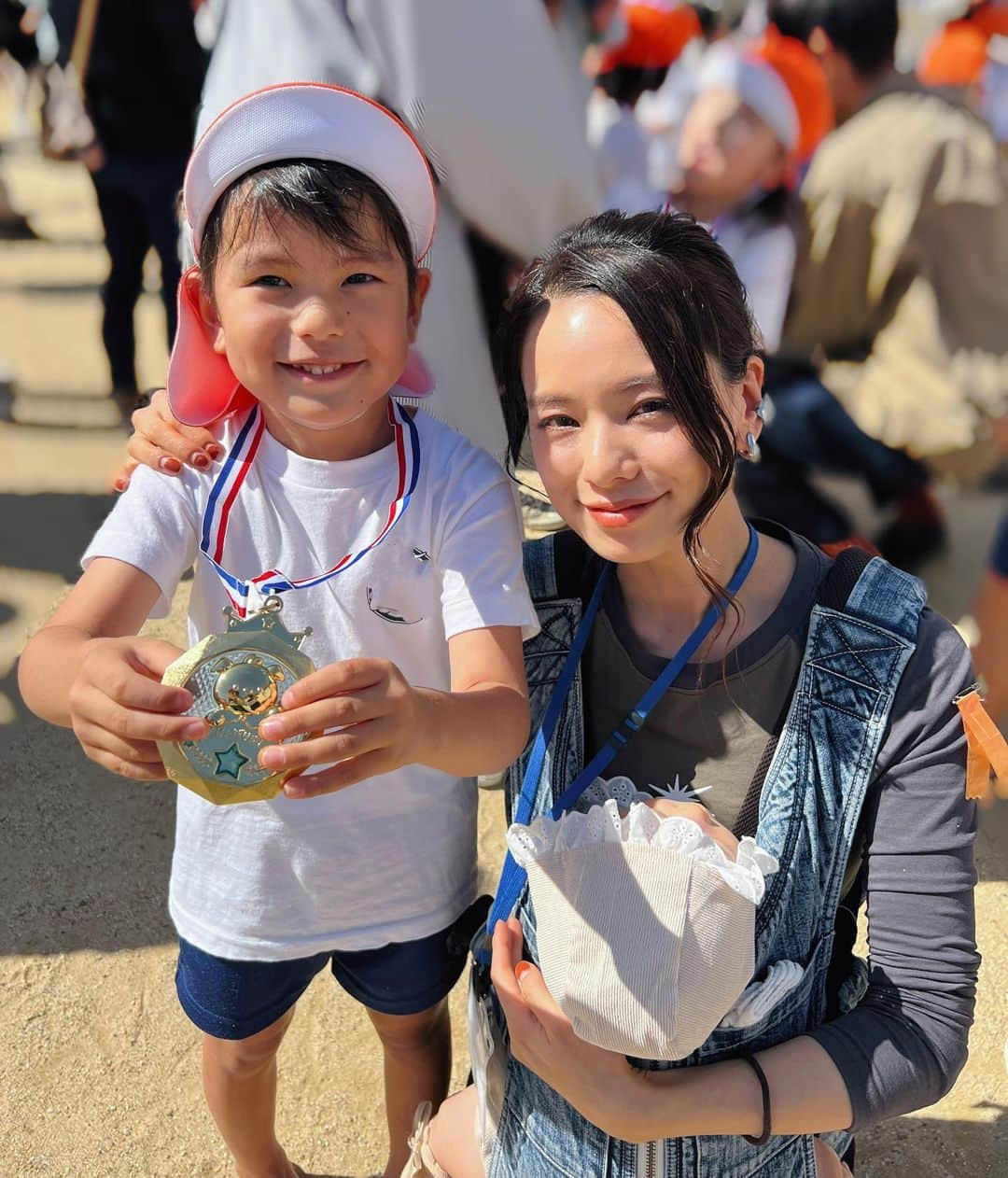 TANAKA SAKi 田中紗貴のインスタグラム：「⋆ 長男ぽん👦🏻の運動会🎌☀️ かけっこ ダンス 障害物競走 玉入れ さすが年中さん！盛りだくさんの演目！ ⁡ 『ママパパに手振らないでね！』 先生の言う事きっちり守る真面目くん✨ ドキドキした顔 お友達とニコニコ楽しんでる顔 真剣に頑張ってる顔… いろんな表情が見れました🥹♥️！ ⁡ よく頑張ったね💮 ⁡ ⁡ #運動会#長男#年中さん #三児ママ#男男女#末っ子長女 #子育て#育児記録#5歳男の子  #ママモデル#モデル#田中紗貴」