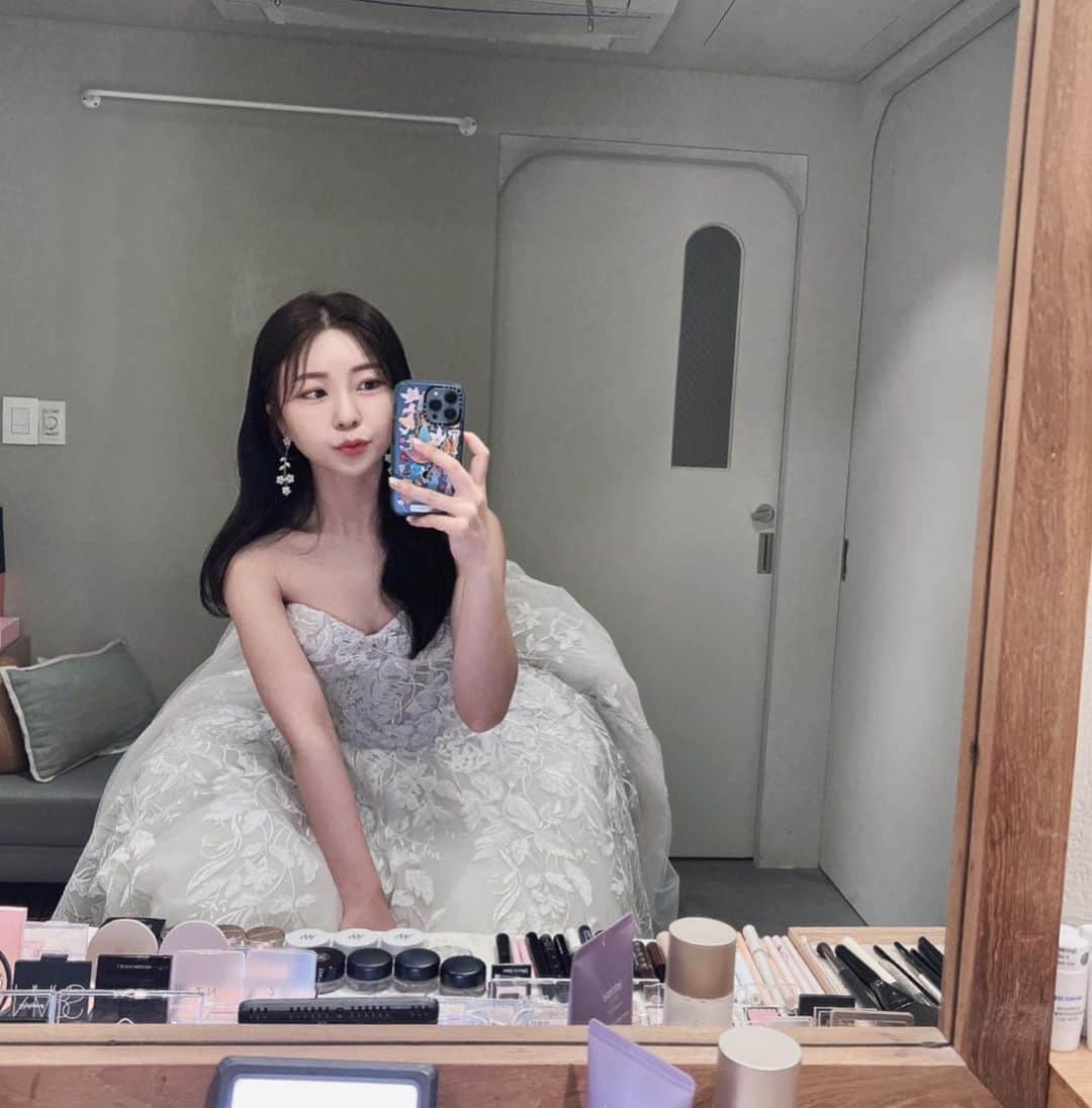 のインスタグラム：「_  벌써 이번주 예식이라니  아련아련해지는 우리 촬영 날 🫧  이번주도 꼼나나에서 제일 예쁠 예정 시그니처 신상 실크드레스에 이 미모 더해지면 말해뭐해❤️  우리 돌고돌아 만났지만 안만났으면 어쩔 뻔 했냐구요 함께해줘서 고마워요 정말 🙏🏻 . . . . . . . . . #웨딩플래너고은미 #르웨딩플랜 #곰미플 #곰브라이드」