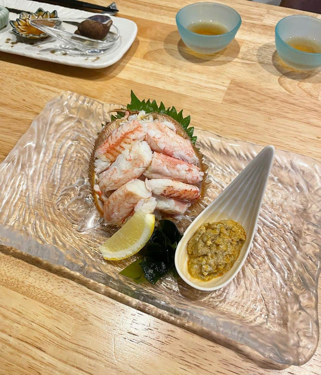 ちはるのインスタグラム：「⁡ ⁡ ⁡  ⁡ ⁡ ⁡ 家族で昼飲み🍻 3件回ったの若い😂 ⁡ このカニほんっっと美味しすぎて感動🥺🦀」