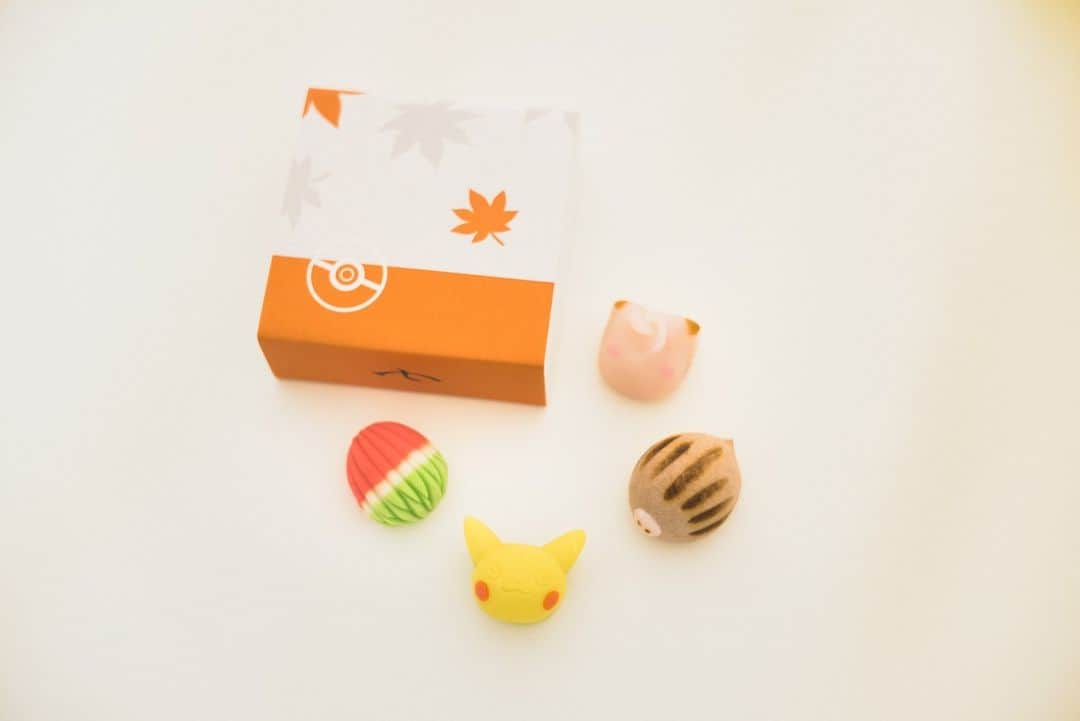 ピカチュウ公式Instagramさんのインスタグラム写真 - (ピカチュウ公式InstagramInstagram)「どれもきれいで食べるのがもったいなく感じるね🥺✨  11月4日（土）より、老舗京菓匠の #七條甘春堂 から、「 #ポケモン京菓子 」が数量限定で登場！🍁 ポケモンをモチーフにした京菓子で、ウリムーを表現した上生菓子や、ホウオウが描かれた麩焼き煎餅、ピカチュウ型の干菓子などがラインナップされているよ！🍵  くわしくはプロフィール欄のURLから、公式サイトをチェックしてね👀  #ピカチュウ #ピッピ #キュウコン #ウリムー #ホウオウ #ポケモン #ポケットモンスター #京菓匠 #京菓子 #上生菓子 #生菓子 #京都スイーツ #和菓子 #スイーツ #京都 #pikachu #clefairy #ninetales #swinub #hooh #pokemon #pokémon #sweets #food #gourmet #japanesesweets #kyoto」10月12日 18時00分 - pokemon_jpn