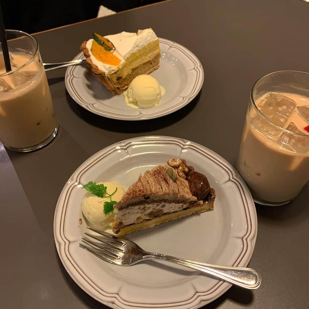 アーキ ホームライフのインスタグラム：「こんにちは！箕面店の國賀です🐶  秋と言えば美味しそうな物が沢山でてきて食べたいものが増えて困ります🤤🧡 私はモンブランが大好きでこの季節になるといつも食べます🌰 栗にはビタミンCが豊富です！また、ビタミンCは熱に弱いと言われていますが、栗に含まれるビタミンCは熱に強いため加熱しても残ったままです🤭  沢山食べてお肌も身体も元気になりましょう💪🏽✨  #アーキホーム#ホームライフ#自由設計#規格住宅#ハウスメーカー#秋#食欲の秋  #モンブラン  #栗  #栗スイーツ  #ビタミンc」