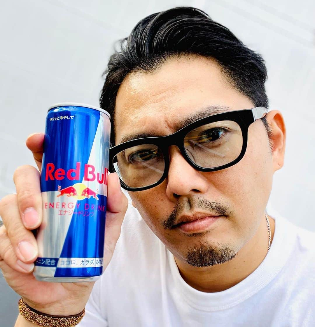 今井翼のインスタグラム：「翼を授ける  始動に向けて 欠かせないエネルギーチャージ。  #redbull  #ココロ #カラダ #みなぎる #283  #翼今井」