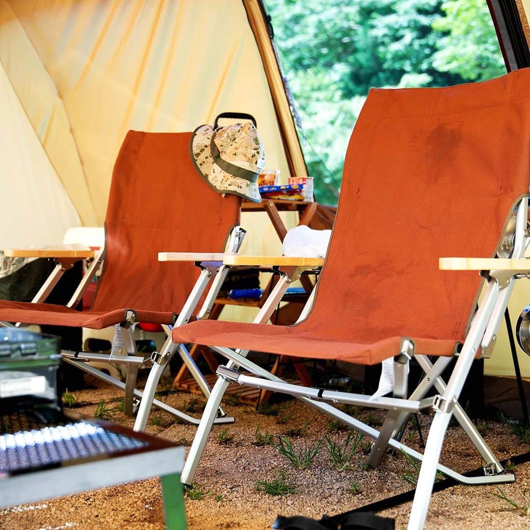 キャンプ情報サイト［ランタン］さんのインスタグラム写真 - (キャンプ情報サイト［ランタン］Instagram)「CAMP SMILE STYLE ／ スノーピークのシェルターで安心のテント泊。 子供ファーストで四季のキャンプを楽しむ ＼ いろんなキャンパーのキャンプスタイルを現地取材と一般キャンパーからの投稿で数多く掲載してます。 . . 詳しくは @lantern.camp webサイトをご覧ください . . #camp #camping #camplife #outdoor #travel #trip #lantern_smile #キャンプ #キャンプ用品 #アウトドア #テント #自然 #旅行 #キャンプ初心者 #キャンプ好きな人と繋がりたい #アウトドア好きな人と繋がりたい #camper #外遊び #キャンプスタイル #かぶとの森テラス #ファミリーキャンプ #ファミキャン #SnowPeak #スノーピーク #アウトドアチェア #ローチェア #JHQ #マルチグリドリル」10月12日 18時00分 - lantern.camp