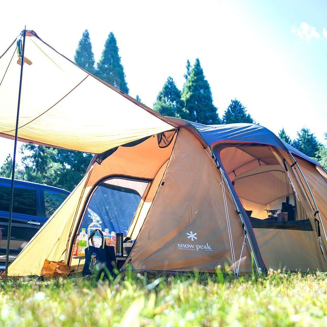キャンプ情報サイト［ランタン］のインスタグラム：「CAMP SMILE STYLE ／ スノーピークのシェルターで安心のテント泊。 子供ファーストで四季のキャンプを楽しむ ＼ いろんなキャンパーのキャンプスタイルを現地取材と一般キャンパーからの投稿で数多く掲載してます。 . . 詳しくは @lantern.camp webサイトをご覧ください . . #camp #camping #camplife #outdoor #travel #trip #lantern_smile #キャンプ #キャンプ用品 #アウトドア #テント #自然 #旅行 #キャンプ初心者 #キャンプ好きな人と繋がりたい #アウトドア好きな人と繋がりたい #camper #外遊び #キャンプスタイル #かぶとの森テラス #ファミリーキャンプ #ファミキャン #SnowPeak #スノーピーク #アウトドアチェア #ローチェア #JHQ #マルチグリドリル」