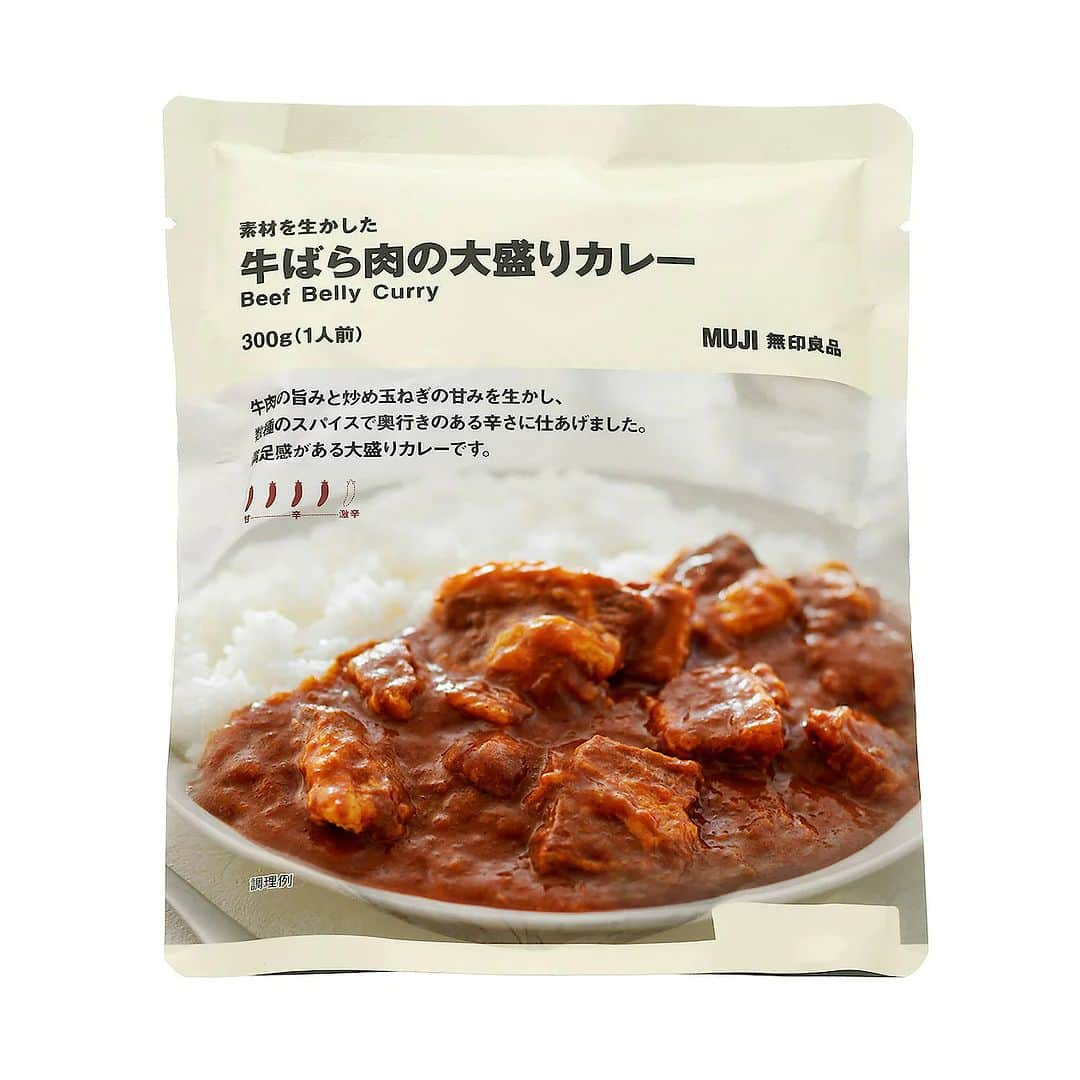 無印良品さんのインスタグラム写真 - (無印良品Instagram)「一番人気な日本のカレー『素材を生かした 牛ばら肉の大盛りカレー』 - 無印良品のカレーといえば、『バターチキン』などのインドカレーやタイカレーを思い浮かべる人が多いかもしれませんが、日本のカレーも豊富に揃えています。  その中でも一番人気なのが、『素材を生かした 牛ばら肉の大盛りカレー』。牛肉の旨みと炒め玉ねぎの甘みを生かし、10種類以上のスパイスで奥行きのある辛さに仕上げた、満足感がある大盛りカレーです。  その他にも、大きくカットしたじゃがいもや人参、豚ひき肉が入った『素材を生かした ごろごろ野菜と豚ひき肉の大盛りカレー』や、家でつくったようなまろやかでコクのある味と、ごろっとした具材感が特長の『素材を生かした おうちのこだわりビーフカレー』などのカレーを揃えました。 - #無印良品 #MUJI #カレー #レトルト #レトルトカレー #ビーフカレー #ポークカレー #おうちごはん #カレーライス #無印カレー」10月12日 18時00分 - muji_global