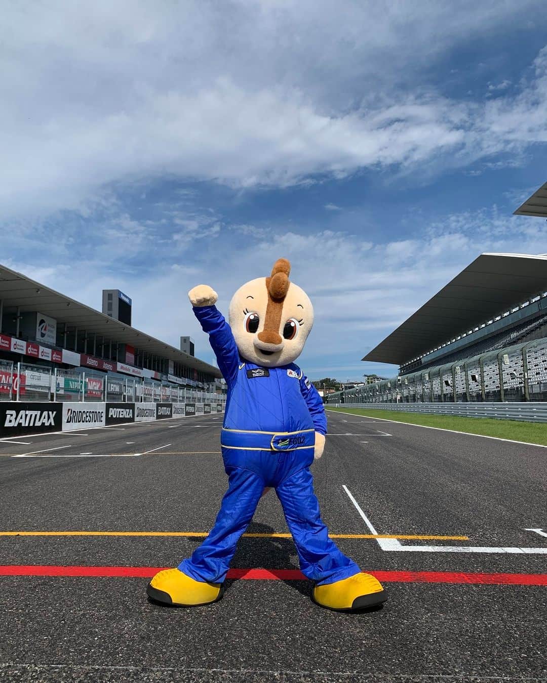 鈴鹿サーキット【公式】のインスタグラム：「今週末はMFJグランプリが開催されます🏁 コチラは一足先にコースインしたようです👀 日中は日差しで熱さを感じることもありますが、朝夕は肌寒さを感じる今日この頃です。 ご来場の方は、暑さ・寒さを調整できる服装でお越しくださいね～👚   #鈴鹿サーキット #東海 #三重県 #鈴鹿市 #遊園地 #テーマパーク　 #家族でお出かけ #三重旅行 #MFJグランプリ #MFJGP」