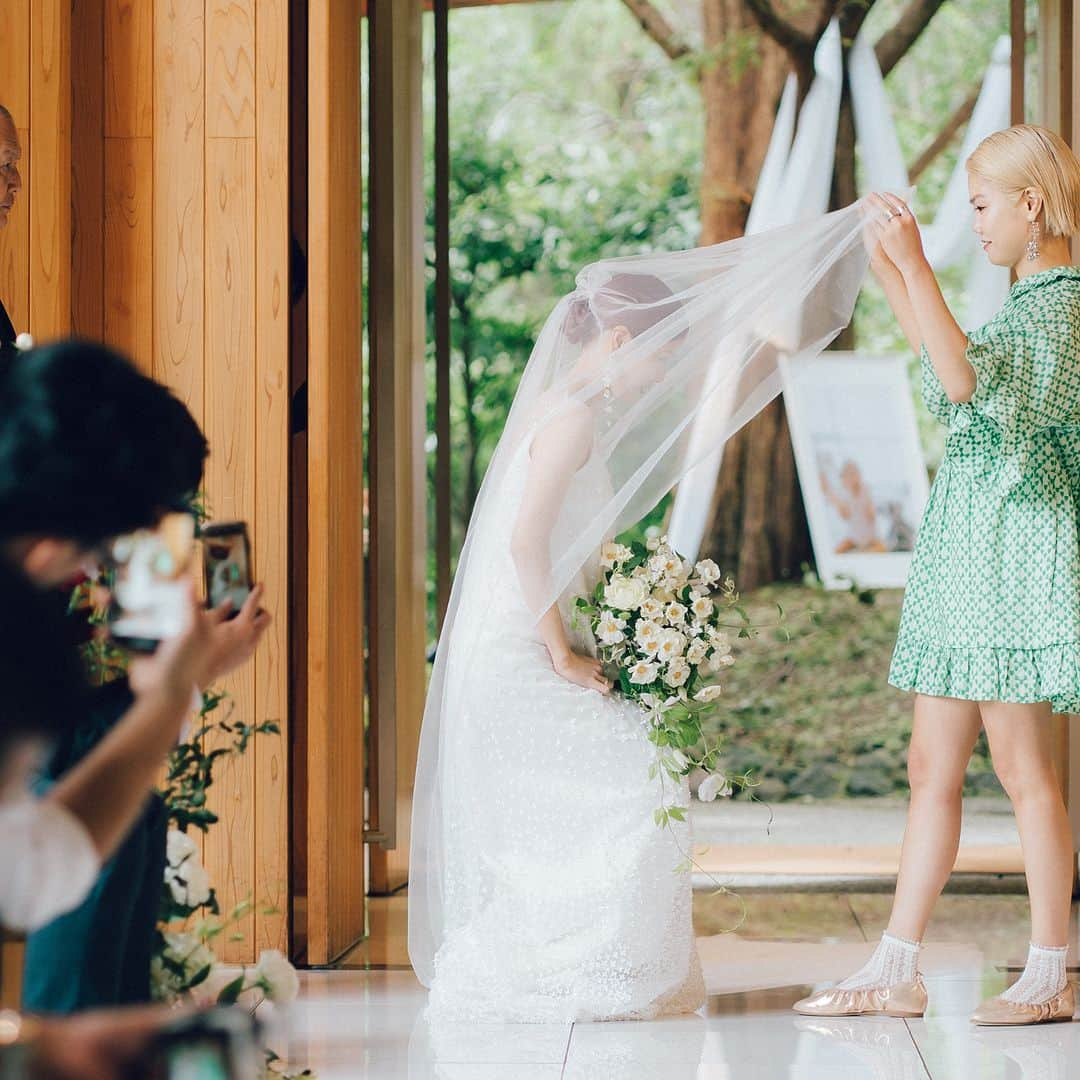 Wedding Park 公式さんのインスタグラム写真 - (Wedding Park 公式Instagram)「👑2023年9月のベストハナレポ💐  こんばんは！ウエディングパークのハナレポ編集部です💁‍♀️  2023年9月の #ベストハナレポ は  @ukimmai  さんです✨  おめでとうございます！🎉  ハナレポのタイトルは 『笑顔溢れるアットホームな1日』。  『結婚式の形式にとらわれず楽しく笑顔あふれるアットホームな式にしたく、服装もゲストへお任せしました。 夏と言うこともありゲスト思い思いの服装でおしゃれして参列くださった方が多くとても嬉しかったです。  準備期間は思うように準備も進まず大変なこともありましたが、当日たくさんの方々に見守られ楽しい1日を過ごせました。 自作したものを持って写真に写ってくれる友人の姿やドレス姿をみて涙する友人、会場を見渡すと笑顔の友人や親族ばかりでとっても幸せな時間でした。』  そんなおふたりの想いが詰まった結婚式の魅力を、 紹介させていただいています❤︎ ぜひ見てみてください👰 https://www.weddingpark.net/magazine/9154/ ※もしくは「ウエディングパークマガジン」でGoogle検索！  ーーーーーー  💡この結婚式場を詳しく 鶴見ノ森 迎賓館（大阪府） https://s.weddingpark.net/00001918/  💐この結婚式を詳しく 式場決定の決め手から、 準備の実例までまるごとチェック✍ ▽ @ukimmai さまのハナレポ！ https://s.weddingpark.net/hanarepo/16228/  ーーーーーー #ベストハナレポ にエントリーしよう👑  @weddingpark をフォロー ＋#ベストハナレポ をつけて 投稿してください♡  ベストハナレポに選ばれた花嫁さまは 月末に表彰投稿をさせていただいています♩  たくさんのご参加お待ちしています！  ーーーーーー #プレ花嫁 #式場探し  #ウエパ #ウエディングパーク #ハナレポ #結婚式準備レポ #会場装花 #結婚式テーマ #挙式ヘア #花嫁ヘア #鶴見ノ森花嫁 #鶴見ノ森迎賓館 ーーーーーー」10月12日 18時00分 - weddingpark