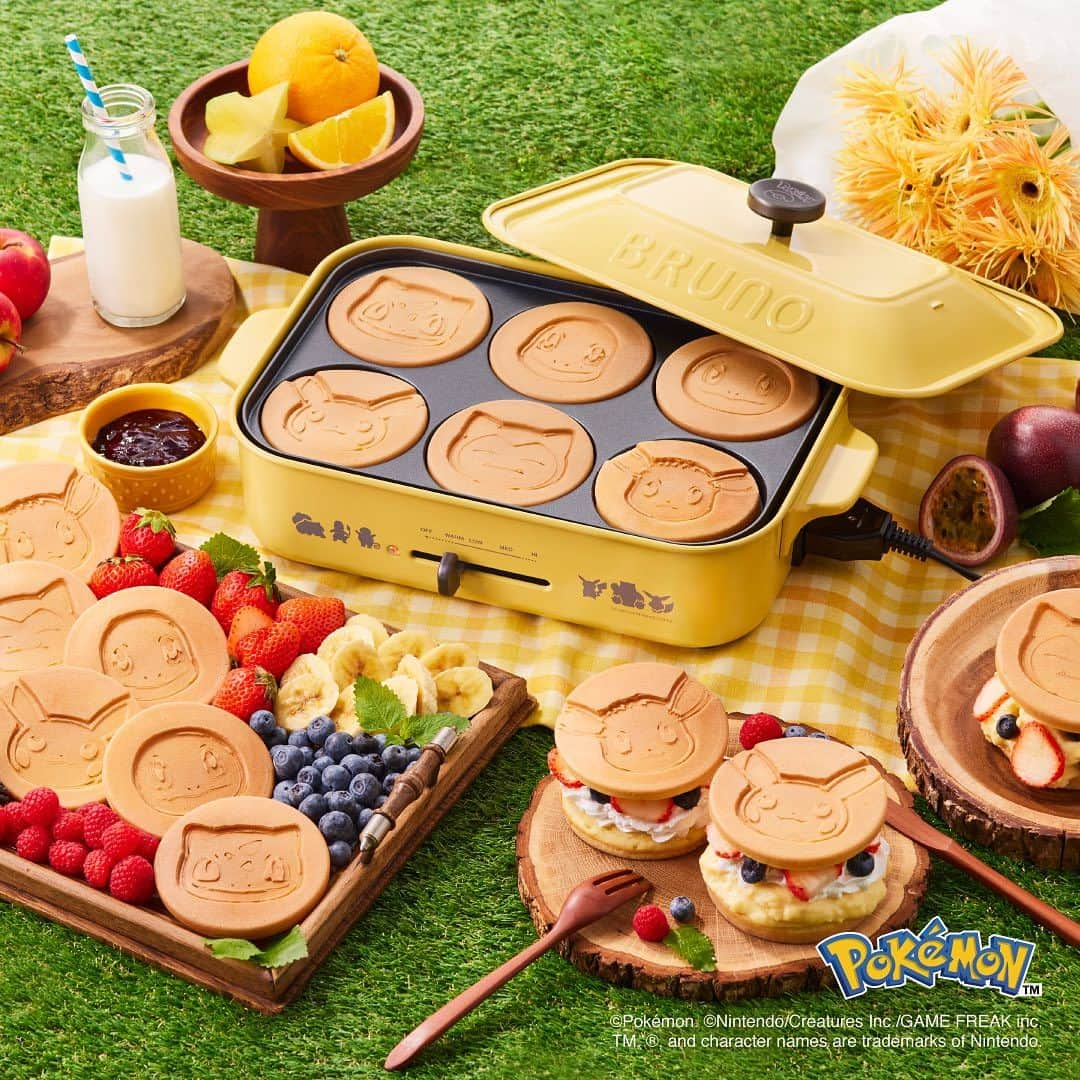 BRUNOのインスタグラム：「＼ ポケモンホットプレート本日発売☻ ／   世界中みんなに愛されるポケモンがホットプレートに！ BRUNOの大人気アイテム「コンパクトホットプレート」から、ポケモンデザインが新登場！   本体にはポケモンたちのシルエットをデザインし、 ノブにはPokémonのロゴとモンスターボールを 刻印しました！   定番セットの平面プレートとたこ焼きプレートに加えて、 ポケモンたちのかわいい焼き目がつく マルチプレートが付属。 6種のミニパンケーキが愉しめるよ◎   食卓に置くだけで盛り上がること間違いなし！ ポケモンといっしょに、 いつもの食卓をもっと愉しもう！   ●ポケモンコンパクトホットプレート ¥17,600（税込）   --- ポケモンホットプレートを使ったスペシャルレシピ 「野菜ごろごろオムカレー」も公開中！ @bruno_enjoy のプロフィールURL公式ファンサイトからチェックしてね☻ --- #BRUNO #ブルーノ#BRUNOがある暮らし #おうちでBRUNO #ホットプレート #BRUNOホットプレート #ブルーノホットプレート #コンパクトホットプレート #ホットプレートごはん #ホットプレートパーティー #キッチン家電 #キッチン雑貨 #キッチン用品 #ギフトにおすすめ #プレゼントにおすすめ #ポケモン#Pokémon #ポケットモンスター #ピカチュウ #イーブイ #フシギダネ #ヒトカゲ #ゼニガメ #カビゴン」