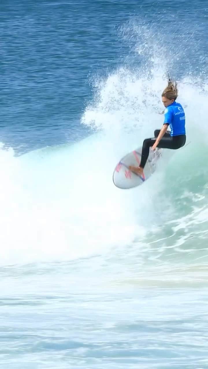 のインスタグラム：「While we wait for our #GromSearchOnline National Final wildcards to be announced... check out the highlights from stop #2 of the Rip Curl GromSearch Australia Series at Merewether Beach, NSW. ⁠ ⁠ Congratulations to all our champions, we’ll see you at the National Final at @URBNSURF later this month. 👏 ⁠ ⁠ For more on the event, hit the link in our bio. ⁠  The Rip Curl GromSearch Australia Series is proudly supported by @surfing_nsw, @fcs_surf & @dhdsurf.  ⁠ #RipCurl #GromSearch #SurfingNSW #MerewetherBeach #SurfCompetiton #Surfing」