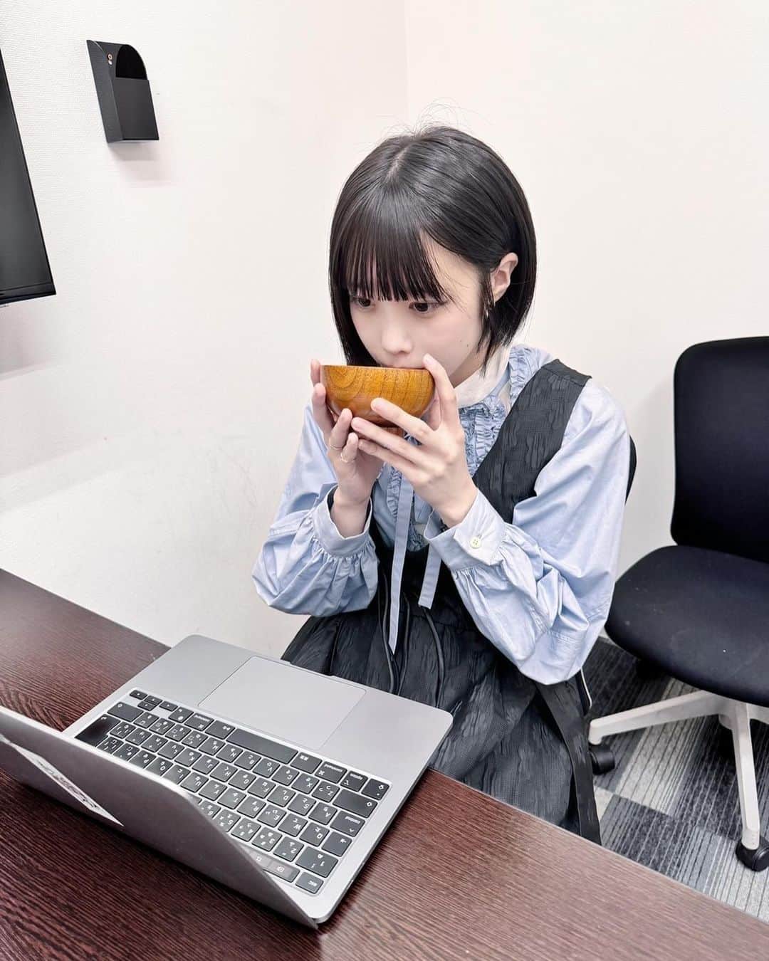 のインスタグラム：「またまた『プライム感謝祭』について発信致します( ᜊº-° )ᜊ  こないだの投稿にコメントもどもねぇ。 僕といっしょで “汁” を買いたいと言ってくれるひともいましたけども、僕のおすすめは、具無し系。 Amazonでのお買い物はいろんな汁を見比べて選べるのでうれしいね〜  そしてAmazonプライムには、「プライム感謝祭」や「プライムデー」などの 会員限定セールだけじゃなくお得な特典がたくさんあります。  写真は収録の休憩中にPrime Videoを見ているとこ。 みんなのおすすめのプライム特典も教えてねー。  そしてついに、 10/14（土）0:00～10/15（日） 23:59 『プライム感謝祭』 が開催されます。 http://www.amazon.co.jp/primeappreciation  Amazonプライム会員にむけた新たなセールイベント。 プライムの利用が初めての人は30日間無料で体験できて、 無料体験期間中でも「プライム感謝祭」に参加できます。  みんなぜひチェックしてネ★ﾐ #pr #プライム感謝祭 #Amazon」