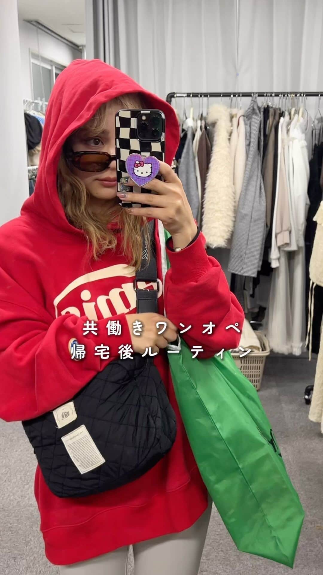 安中芙美のインスタグラム：「共働きワンオペの帰宅後ルーティン♡ この日は早めに帰宅できたので先にご飯を作れましたが だいたい息子と一緒に帰宅後ご飯を作ることが多いです！  ご飯は20分以内に作るのが目標！笑 外食やUber、お惣菜の日も多いよ🍚  3歳BOYもまだまだママっ子なので 簡単な作業もなかなか時間がかかる🫣 息子と遊びながら家事をやっていくので、 家に帰ったらなるべく座らないことを意識してます笑 座ってしまうともう立てないヨ、、笑  息子が寝た後に家事とか色々したらいいのですが、 息子が寝てる横でネットサーフィンをするのが 私の1日の中で一番の楽しみなので それまでは色々我慢して一緒に寝室へGOします🛏️  そして、私は大体23時には寝るようにしてます💤  そんな私の帰宅後ルーティンでした！  #ワンオペ #ルーティン #帰宅後ルーティン #ワンオペルーティン  #子育てルーティン #子育て #男の子ママ #共働き #共働き夫婦  #共働きママ #」
