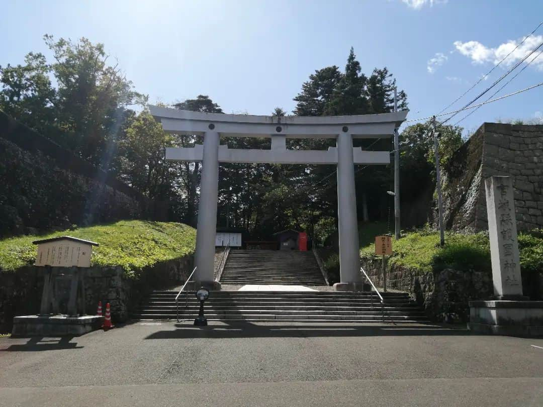 福間洸太朗さんのインスタグラム写真 - (福間洸太朗Instagram)「Souvenirs in Sendai ②  I had a chance to do a short sightseeing in Sendai and visited the Site of the Sendai Castle.  There is a famous pond, Goshiki-Numa, near there, where the figure skating started in Japan!  せんくら最終日の翌日、仙台城跡と五色沼を少し観光しました。  1. At the top of the Aobayama Hill with the statue of Masamune Date (feudal lord of Sendai in the 17th century) 青葉山の仙台城跡、伊達政宗公騎馬像と  ２．the panorama view from the hill! 仙台城からの眺め  ３．Miniature model of the main hall of Sendai Castle 仙台城本丸、大広間の模型（青葉城資料館内）  ４．Phoenix in the upper room (Date Masamune's seat) 上段の間(伊達政宗公着座)の鳳凰図  ５．The gate of Gokoku Shrine 宮城縣護國神社の門  6.　Dallas Friendship Song ダラスの友好の歌  ７ー８．Goshikinuma (Birthplace of Japanese figure skating) 五色沼 （日本フィギュアスケート発祥の地）  ９．Naganuma 長沼  １０．the panels of two legend figure skaters, Shizuka Arakawa and Yuzuru Hanyu, in front of the International Center station 国際センター駅前の、荒川静香さんと羽生結弦さんのパネル  #Sendai #SendaiCastle #MasamuneDate #GoshikiNuma #GokokuShrine #Naganuma #Figureskating #仙台 #仙台城跡 #伊達政宗 #護國神社 #五色沼 #長沼 #国際センター #日本フィギュアスケート発祥の地」10月12日 17時56分 - kotarofsky