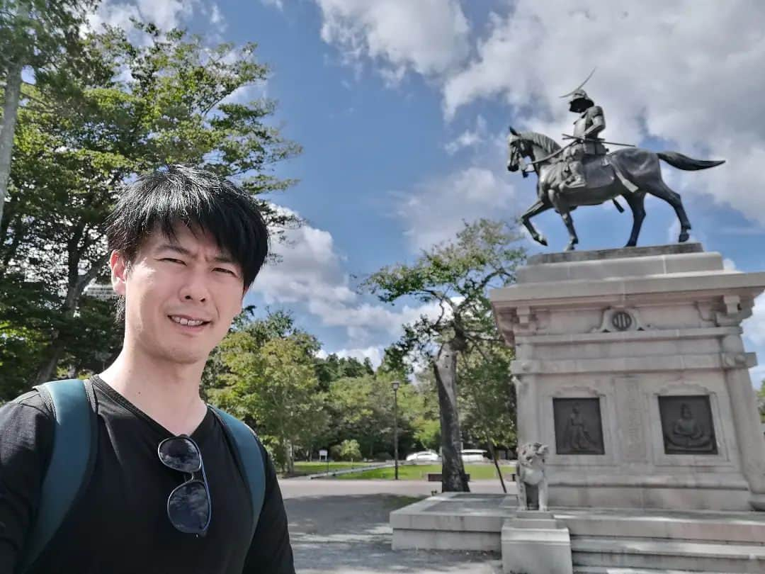 福間洸太朗さんのインスタグラム写真 - (福間洸太朗Instagram)「Souvenirs in Sendai ②  I had a chance to do a short sightseeing in Sendai and visited the Site of the Sendai Castle.  There is a famous pond, Goshiki-Numa, near there, where the figure skating started in Japan!  せんくら最終日の翌日、仙台城跡と五色沼を少し観光しました。  1. At the top of the Aobayama Hill with the statue of Masamune Date (feudal lord of Sendai in the 17th century) 青葉山の仙台城跡、伊達政宗公騎馬像と  ２．the panorama view from the hill! 仙台城からの眺め  ３．Miniature model of the main hall of Sendai Castle 仙台城本丸、大広間の模型（青葉城資料館内）  ４．Phoenix in the upper room (Date Masamune's seat) 上段の間(伊達政宗公着座)の鳳凰図  ５．The gate of Gokoku Shrine 宮城縣護國神社の門  6.　Dallas Friendship Song ダラスの友好の歌  ７ー８．Goshikinuma (Birthplace of Japanese figure skating) 五色沼 （日本フィギュアスケート発祥の地）  ９．Naganuma 長沼  １０．the panels of two legend figure skaters, Shizuka Arakawa and Yuzuru Hanyu, in front of the International Center station 国際センター駅前の、荒川静香さんと羽生結弦さんのパネル  #Sendai #SendaiCastle #MasamuneDate #GoshikiNuma #GokokuShrine #Naganuma #Figureskating #仙台 #仙台城跡 #伊達政宗 #護國神社 #五色沼 #長沼 #国際センター #日本フィギュアスケート発祥の地」10月12日 17時56分 - kotarofsky