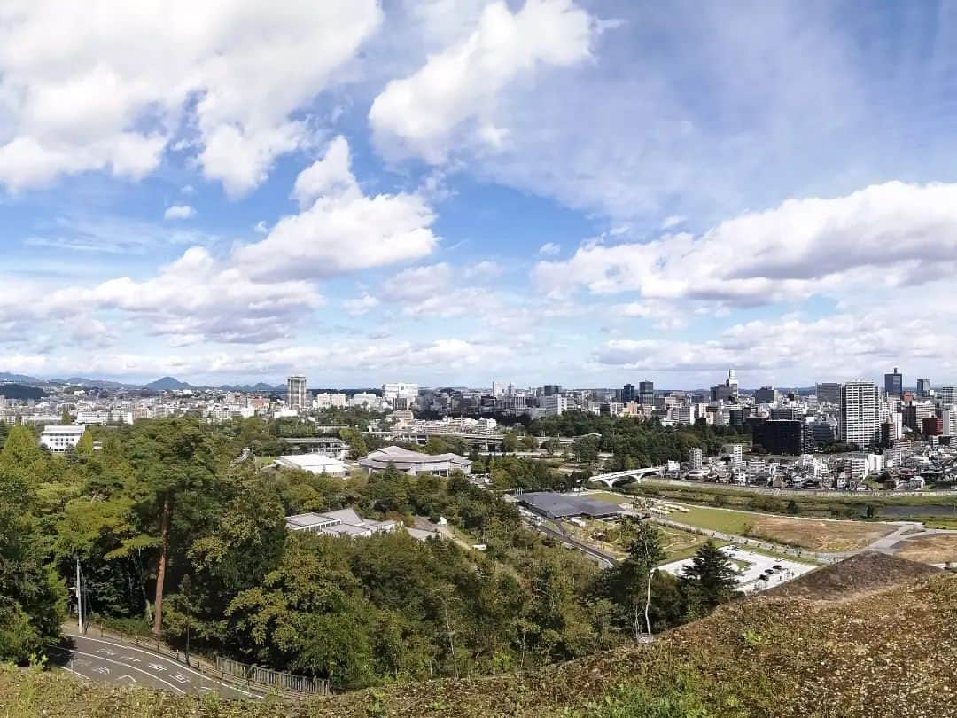 福間洸太朗さんのインスタグラム写真 - (福間洸太朗Instagram)「Souvenirs in Sendai ②  I had a chance to do a short sightseeing in Sendai and visited the Site of the Sendai Castle.  There is a famous pond, Goshiki-Numa, near there, where the figure skating started in Japan!  せんくら最終日の翌日、仙台城跡と五色沼を少し観光しました。  1. At the top of the Aobayama Hill with the statue of Masamune Date (feudal lord of Sendai in the 17th century) 青葉山の仙台城跡、伊達政宗公騎馬像と  ２．the panorama view from the hill! 仙台城からの眺め  ３．Miniature model of the main hall of Sendai Castle 仙台城本丸、大広間の模型（青葉城資料館内）  ４．Phoenix in the upper room (Date Masamune's seat) 上段の間(伊達政宗公着座)の鳳凰図  ５．The gate of Gokoku Shrine 宮城縣護國神社の門  6.　Dallas Friendship Song ダラスの友好の歌  ７ー８．Goshikinuma (Birthplace of Japanese figure skating) 五色沼 （日本フィギュアスケート発祥の地）  ９．Naganuma 長沼  １０．the panels of two legend figure skaters, Shizuka Arakawa and Yuzuru Hanyu, in front of the International Center station 国際センター駅前の、荒川静香さんと羽生結弦さんのパネル  #Sendai #SendaiCastle #MasamuneDate #GoshikiNuma #GokokuShrine #Naganuma #Figureskating #仙台 #仙台城跡 #伊達政宗 #護國神社 #五色沼 #長沼 #国際センター #日本フィギュアスケート発祥の地」10月12日 17時56分 - kotarofsky