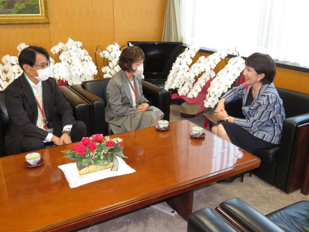 高市早苗のインスタグラム：「10月12日 日本栄養士連盟会長 井上幸子先生他ご来訪」