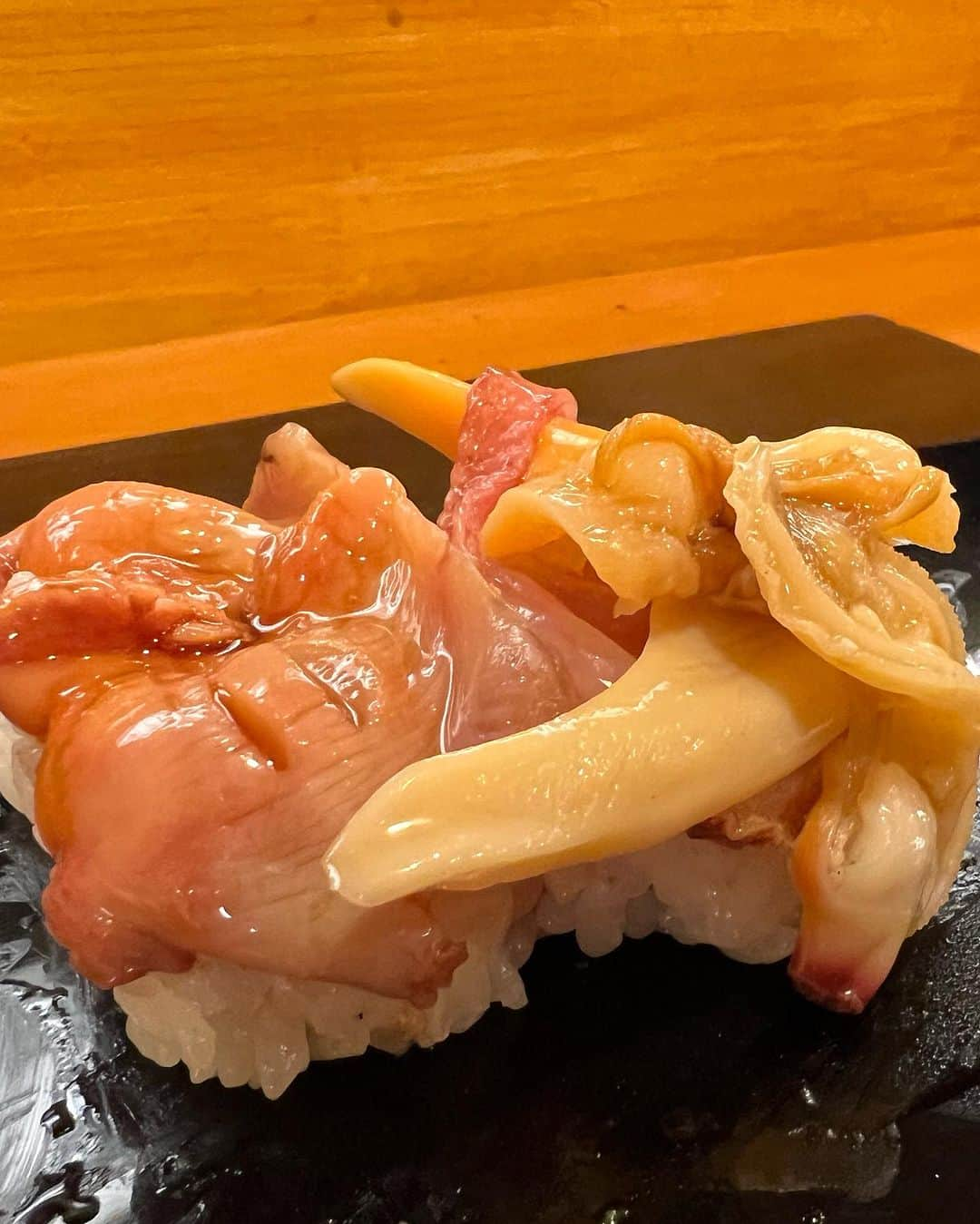 クロさんのインスタグラム写真 - (クロInstagram)「私の唯一の行きつけお寿司🍣 一人で、回らないお寿司@渋谷  桃ちゃんと当時のマネージャーさんと不意に見つけた、渋谷のお寿司屋さん 「鮨やじま」を見つけて、それからずーっと好きで通っている… もう10年とかになるのかなぁ！！？😎  最近はインバウンド外国のお客さんが7割だそうで、昔は写真撮るのもちょっと気を遣いながらだったのが、今では  もうすぐにこのポーズをしてくれて、写真をせがまれますwww ランチがどんどん値上がりしている印象ですが、それでも通いたくなってしまうお店… 好きだ…🩷🩷🩷 今日は大将と一緒に凍った日本酒もいただいちゃいました。大人の味がしました！！！ ちょっぴり下ネタ多めな大将と、可愛らしいおかみさん。 どちらも英語ペラペラで、写真と言い、英語といい柔軟性を感じます！！！  ごちそうさまでした！！！  #渋谷寿司 #渋谷お寿司 #渋谷鮨 #鮨やじま」10月12日 17時58分 - kuro_risa