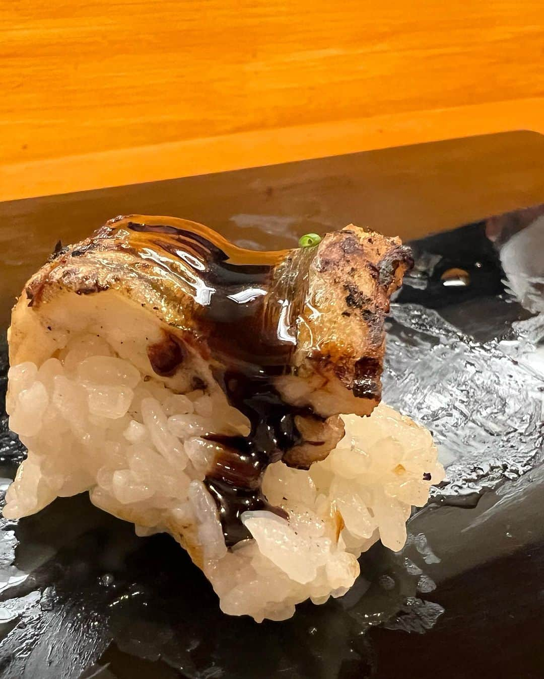 クロさんのインスタグラム写真 - (クロInstagram)「私の唯一の行きつけお寿司🍣 一人で、回らないお寿司@渋谷  桃ちゃんと当時のマネージャーさんと不意に見つけた、渋谷のお寿司屋さん 「鮨やじま」を見つけて、それからずーっと好きで通っている… もう10年とかになるのかなぁ！！？😎  最近はインバウンド外国のお客さんが7割だそうで、昔は写真撮るのもちょっと気を遣いながらだったのが、今では  もうすぐにこのポーズをしてくれて、写真をせがまれますwww ランチがどんどん値上がりしている印象ですが、それでも通いたくなってしまうお店… 好きだ…🩷🩷🩷 今日は大将と一緒に凍った日本酒もいただいちゃいました。大人の味がしました！！！ ちょっぴり下ネタ多めな大将と、可愛らしいおかみさん。 どちらも英語ペラペラで、写真と言い、英語といい柔軟性を感じます！！！  ごちそうさまでした！！！  #渋谷寿司 #渋谷お寿司 #渋谷鮨 #鮨やじま」10月12日 17時58分 - kuro_risa