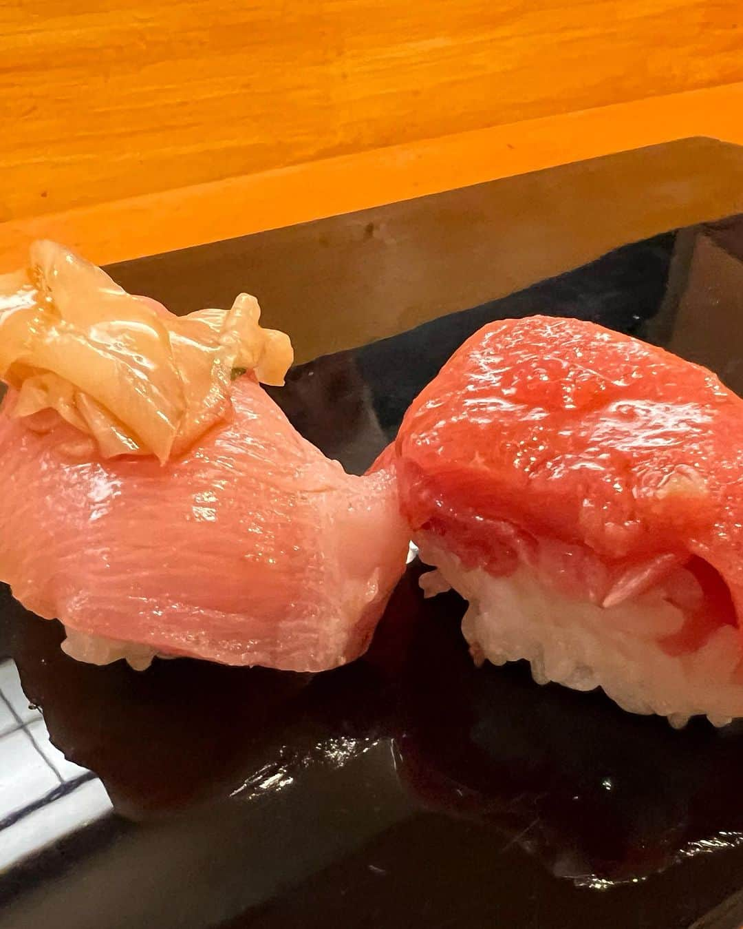 クロさんのインスタグラム写真 - (クロInstagram)「私の唯一の行きつけお寿司🍣 一人で、回らないお寿司@渋谷  桃ちゃんと当時のマネージャーさんと不意に見つけた、渋谷のお寿司屋さん 「鮨やじま」を見つけて、それからずーっと好きで通っている… もう10年とかになるのかなぁ！！？😎  最近はインバウンド外国のお客さんが7割だそうで、昔は写真撮るのもちょっと気を遣いながらだったのが、今では  もうすぐにこのポーズをしてくれて、写真をせがまれますwww ランチがどんどん値上がりしている印象ですが、それでも通いたくなってしまうお店… 好きだ…🩷🩷🩷 今日は大将と一緒に凍った日本酒もいただいちゃいました。大人の味がしました！！！ ちょっぴり下ネタ多めな大将と、可愛らしいおかみさん。 どちらも英語ペラペラで、写真と言い、英語といい柔軟性を感じます！！！  ごちそうさまでした！！！  #渋谷寿司 #渋谷お寿司 #渋谷鮨 #鮨やじま」10月12日 17時58分 - kuro_risa