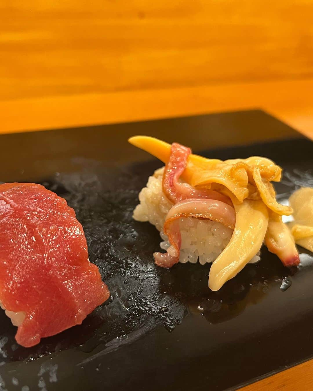 クロさんのインスタグラム写真 - (クロInstagram)「私の唯一の行きつけお寿司🍣 一人で、回らないお寿司@渋谷  桃ちゃんと当時のマネージャーさんと不意に見つけた、渋谷のお寿司屋さん 「鮨やじま」を見つけて、それからずーっと好きで通っている… もう10年とかになるのかなぁ！！？😎  最近はインバウンド外国のお客さんが7割だそうで、昔は写真撮るのもちょっと気を遣いながらだったのが、今では  もうすぐにこのポーズをしてくれて、写真をせがまれますwww ランチがどんどん値上がりしている印象ですが、それでも通いたくなってしまうお店… 好きだ…🩷🩷🩷 今日は大将と一緒に凍った日本酒もいただいちゃいました。大人の味がしました！！！ ちょっぴり下ネタ多めな大将と、可愛らしいおかみさん。 どちらも英語ペラペラで、写真と言い、英語といい柔軟性を感じます！！！  ごちそうさまでした！！！  #渋谷寿司 #渋谷お寿司 #渋谷鮨 #鮨やじま」10月12日 17時58分 - kuro_risa