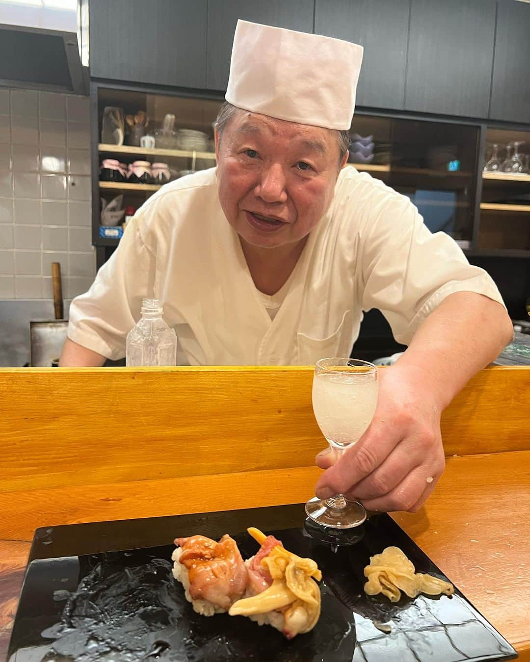 クロさんのインスタグラム写真 - (クロInstagram)「私の唯一の行きつけお寿司🍣 一人で、回らないお寿司@渋谷  桃ちゃんと当時のマネージャーさんと不意に見つけた、渋谷のお寿司屋さん 「鮨やじま」を見つけて、それからずーっと好きで通っている… もう10年とかになるのかなぁ！！？😎  最近はインバウンド外国のお客さんが7割だそうで、昔は写真撮るのもちょっと気を遣いながらだったのが、今では  もうすぐにこのポーズをしてくれて、写真をせがまれますwww ランチがどんどん値上がりしている印象ですが、それでも通いたくなってしまうお店… 好きだ…🩷🩷🩷 今日は大将と一緒に凍った日本酒もいただいちゃいました。大人の味がしました！！！ ちょっぴり下ネタ多めな大将と、可愛らしいおかみさん。 どちらも英語ペラペラで、写真と言い、英語といい柔軟性を感じます！！！  ごちそうさまでした！！！  #渋谷寿司 #渋谷お寿司 #渋谷鮨 #鮨やじま」10月12日 17時58分 - kuro_risa