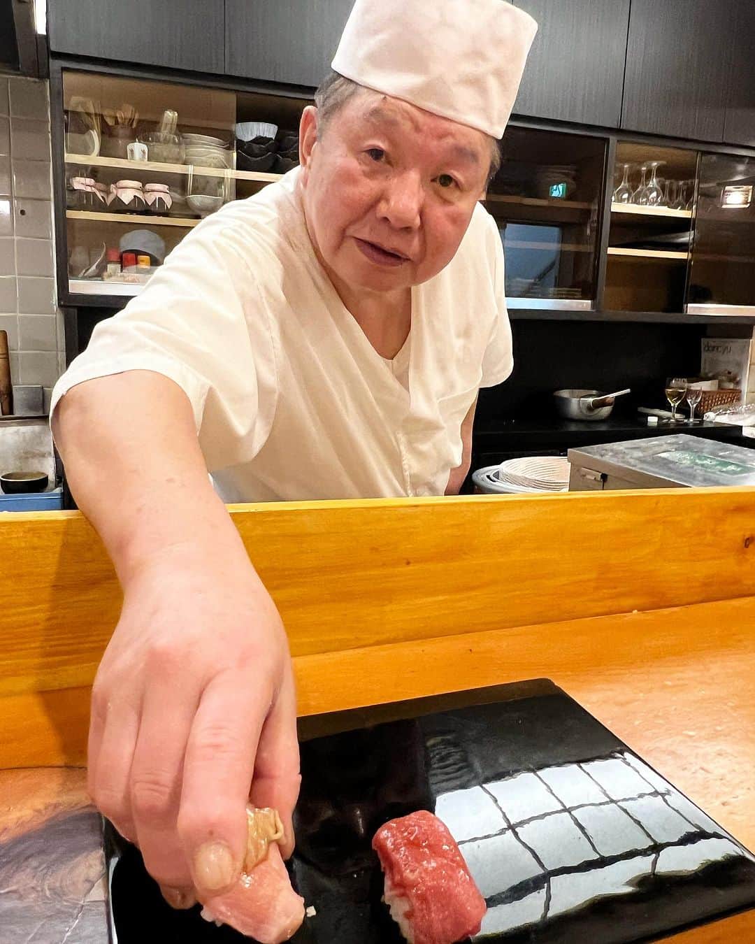 クロのインスタグラム：「私の唯一の行きつけお寿司🍣 一人で、回らないお寿司@渋谷  桃ちゃんと当時のマネージャーさんと不意に見つけた、渋谷のお寿司屋さん 「鮨やじま」を見つけて、それからずーっと好きで通っている… もう10年とかになるのかなぁ！！？😎  最近はインバウンド外国のお客さんが7割だそうで、昔は写真撮るのもちょっと気を遣いながらだったのが、今では  もうすぐにこのポーズをしてくれて、写真をせがまれますwww ランチがどんどん値上がりしている印象ですが、それでも通いたくなってしまうお店… 好きだ…🩷🩷🩷 今日は大将と一緒に凍った日本酒もいただいちゃいました。大人の味がしました！！！ ちょっぴり下ネタ多めな大将と、可愛らしいおかみさん。 どちらも英語ペラペラで、写真と言い、英語といい柔軟性を感じます！！！  ごちそうさまでした！！！  #渋谷寿司 #渋谷お寿司 #渋谷鮨 #鮨やじま」