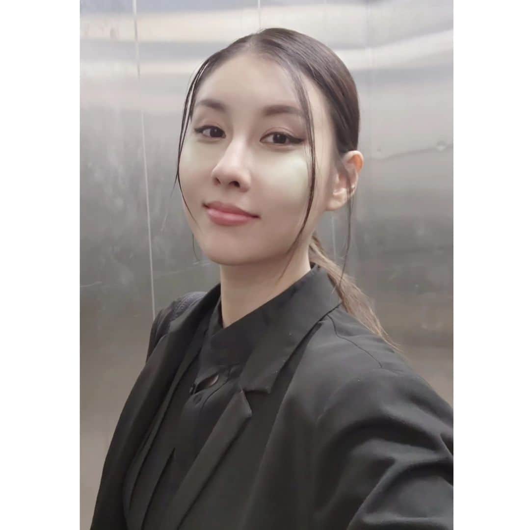 ステファニーのインスタグラム：「공연 끝나고 스탭 전용 엘베타고 내려가면 우리 서윗한 팬들이 기다리고있디. 뮤지컬 프리다 이제.. 마지막 주가 되었네..   이번주도 멕시코 코엑스에서 열심히 돌아보겠어🩷 Let's go amigos~~」