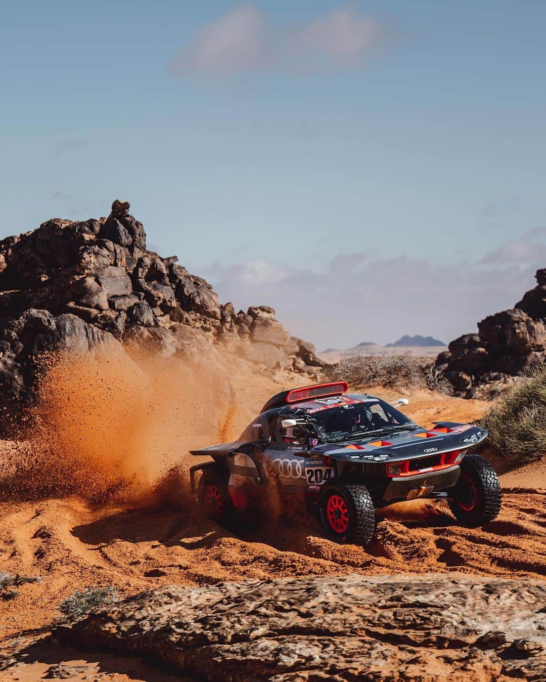 アウディ ジャパンのインスタグラム：「2回目の挑戦となったDakar Rally 2023。  Audiは3台のAudi RS Q e-tron E2にて参戦しました。 序盤で順調な走り出しを見せるも、中盤以降は世界一過酷なラリーの洗礼を受け、クラッシュなどのアクシデントで2台がリタイア。 しかし、残る1台が後半戦で躍動し、28位だった総合順位を14位まで挽回することに成功しました。  あらゆる局面で浮き沈みを経験したAudiは、すべての結果を分析し、改良を重ね、砂漠のコースに帰ってきます。 目指すは表彰台の最も高い場所。 Dakar Rally 2024への再挑戦がスタートします。  *この車はレース用であり、市販車ではありません。  #Audi #アウディ#FutureIsAnAttitude #RSQetron #RoadtoDakar」