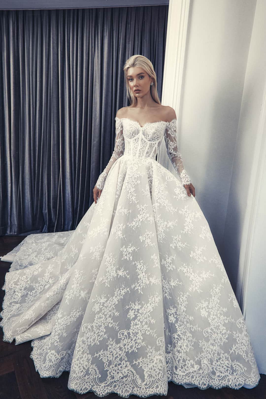 Steven Khalilさんのインスタグラム写真 - (Steven KhalilInstagram)「The Mandalay gown—A masterpiece of elegance and sophistication that exudes timeless charm. Crafted on a pale latte base, this gown sets a tone of understated luxury.⁣ #stevenkhalil #stevenkhalilbride #weddinggown #bridal」10月12日 18時01分 - steven_khalil