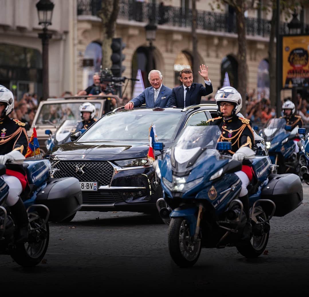 DS JAPAN Official Account of DS JAPANのインスタグラム：「フランスを訪問する国賓を祝うために、シャンゼリゼ通りをDS 7 PRESIDENTIELがパレードしました。  2人の国家元首が乗車したDS 7 PRESIDENTIELのボンネットには、フランスを象徴するバッジが取り付けられ、内装は黒を基調に美しくまとめられています。  #DSオートモビル #DSautomobiles #DS7」