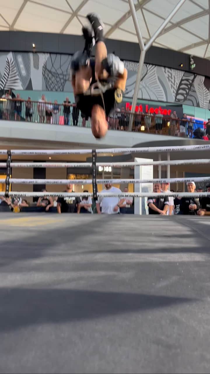 デイヴィッド・ニカのインスタグラム：「Wind him up and watch him go 🌬️🕺🏻 @action_jackson_england   Can’t wait for Sunday! #tszyumendoza」