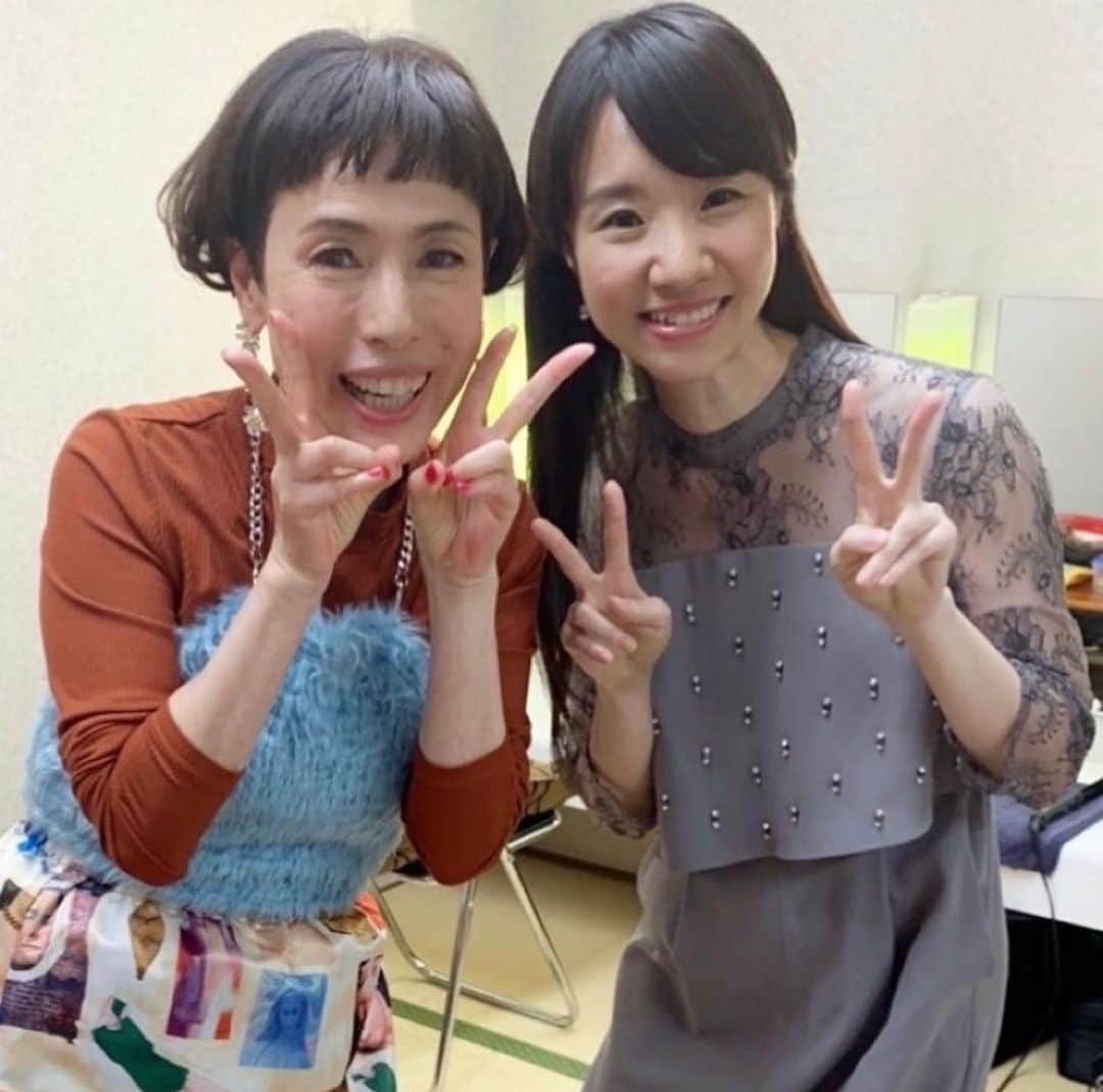 松岡みやびのインスタグラム：「#ダウンタウンdx  #浜田雅功  #松本人志  #久本雅美  大好きなマチャミ姉さんと❤  with the famous comedianne,Masami at Downtown delax television.  ダウンタウンデラックスTVに出演したときの映像  @umajirou_keiba  動画紹介ありがとうございます♫  久本雅美さんは楽屋でもずっと優しくて、収録終わってからもLINEくれたり行きつけの居酒屋さん紹介してくれたり✨  とっても温かいお人柄で、楽しい思い出になりました！  PS 私はパンツはいて寝てます…🙈照。  #おひとりさま女子 歴61年 #おひとりさま 歴50年 独身チームで出場🏆😂  10/15キッシー編集長講演会in 東京満員御礼🈵 みなさま応援ありがとうございます🙏 たくさんの方にハープ演奏聴いていただけるの幸せです✨✨」