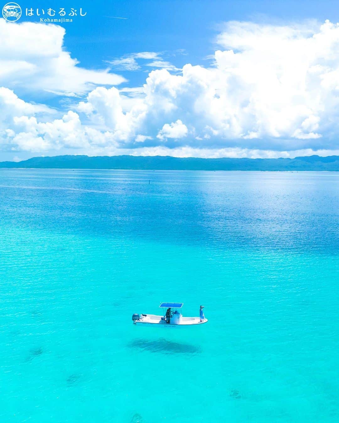 HAIMURUBUSHI はいむるぶしさんのインスタグラム写真 - (HAIMURUBUSHI はいむるぶしInstagram)「小浜島・はいむるぶしから癒しの風景をお届けします。 海外の絶景に匹敵するほどの景色に出会うことができる八重山の島々… 世界有数の透明度を誇るサンゴ礁の海では、レジャーボートが宙に浮いたようなシーンを見ることができます。 八重山での島旅で素敵な出会いがありますようにお祈りします。 #沖縄 #八重山諸島 #離島 #旅行 #海 #景色 #船 #鳩間島 #小浜島 #リゾート #ホテル #はいむるぶし  #japan #okinawa #island #travel #beautiful #scenery #sea #boat #resort #hotel #haimurubushi」10月12日 18時02分 - haimurubushi_resorts
