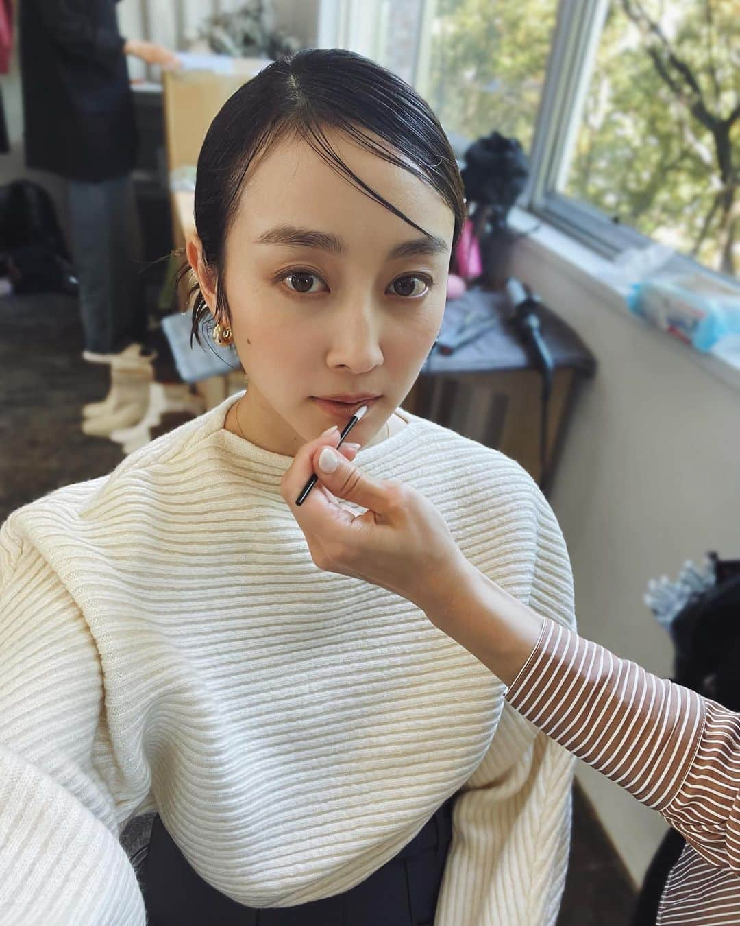 泉見祐希のインスタグラム：「まつかなメイクも3年目🫶 いつもと違う雰囲気のヘアメイク。 今回も最っ高で拍手巻き起こるいつもノリのいい現場で大好きです👏🤍」