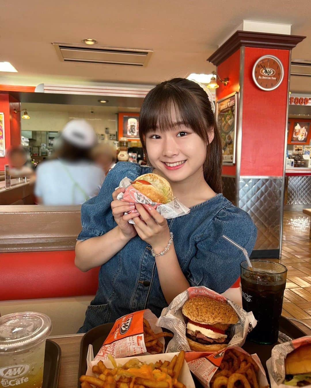 新倉愛海のインスタグラム：「沖縄A&Wでボリューム満点のハンバーガー🍔✨ お店の雰囲気がとってもかわいい〜😍 ⁡ バーガーはもちろん、セットで頼んだマッシュポテトがとても好きだったお話💭 ⁡ #アプガ2 #にきちゃん #Japaneseidol #沖縄旅行 #沖縄観光 #aandw #エンダー」