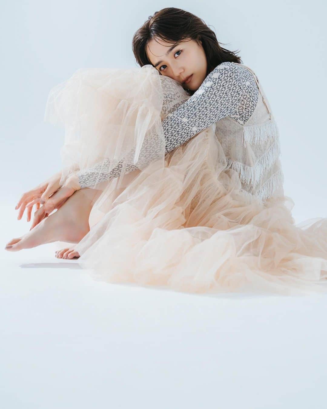 松井愛莉のインスタグラム：「🤍  📷 @kazuo_onodera  💄 @tadatomo0505  👗 @miyukitoma20」